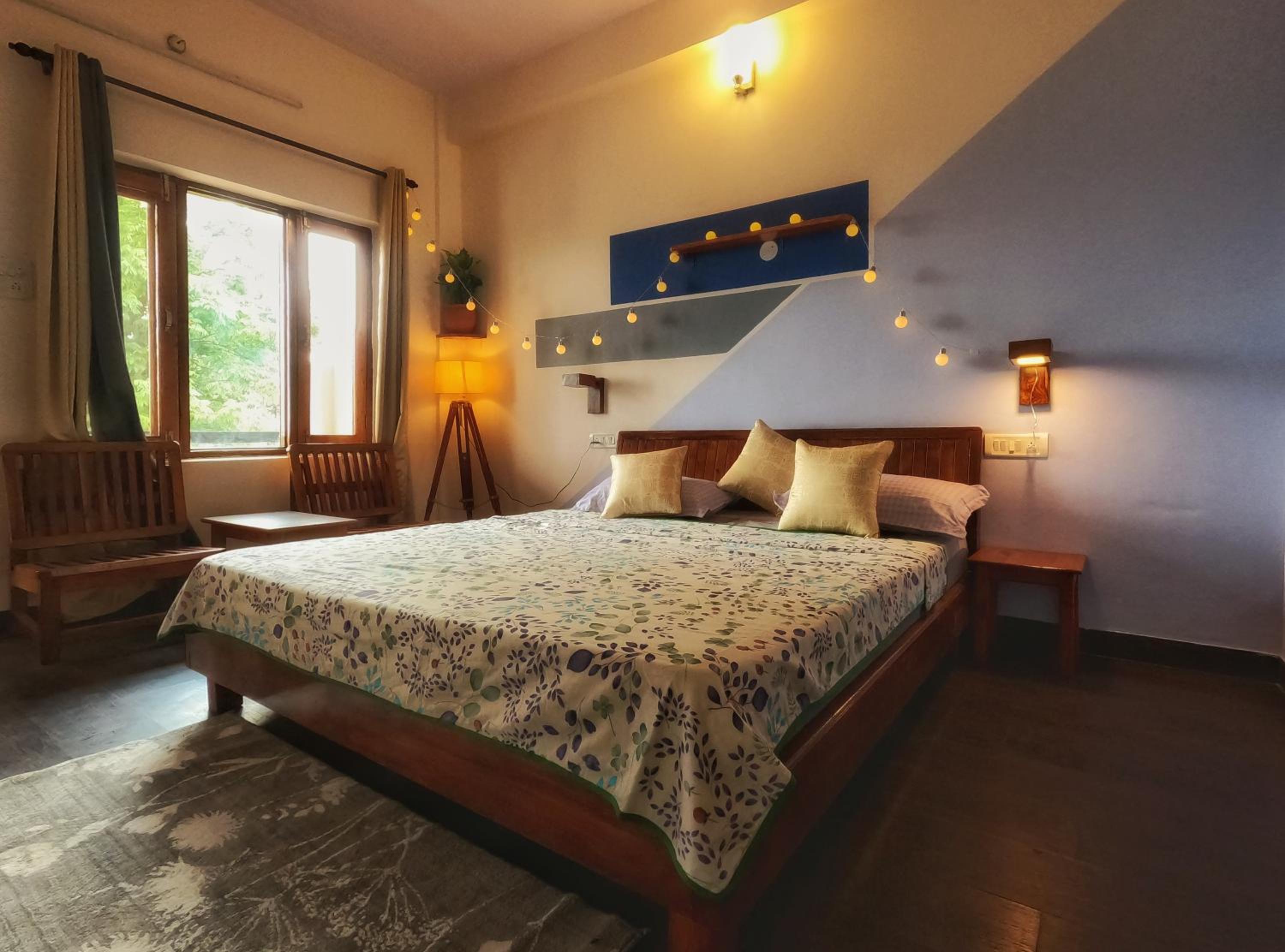 Deluxe Double Room with Balcony - Photo 12
