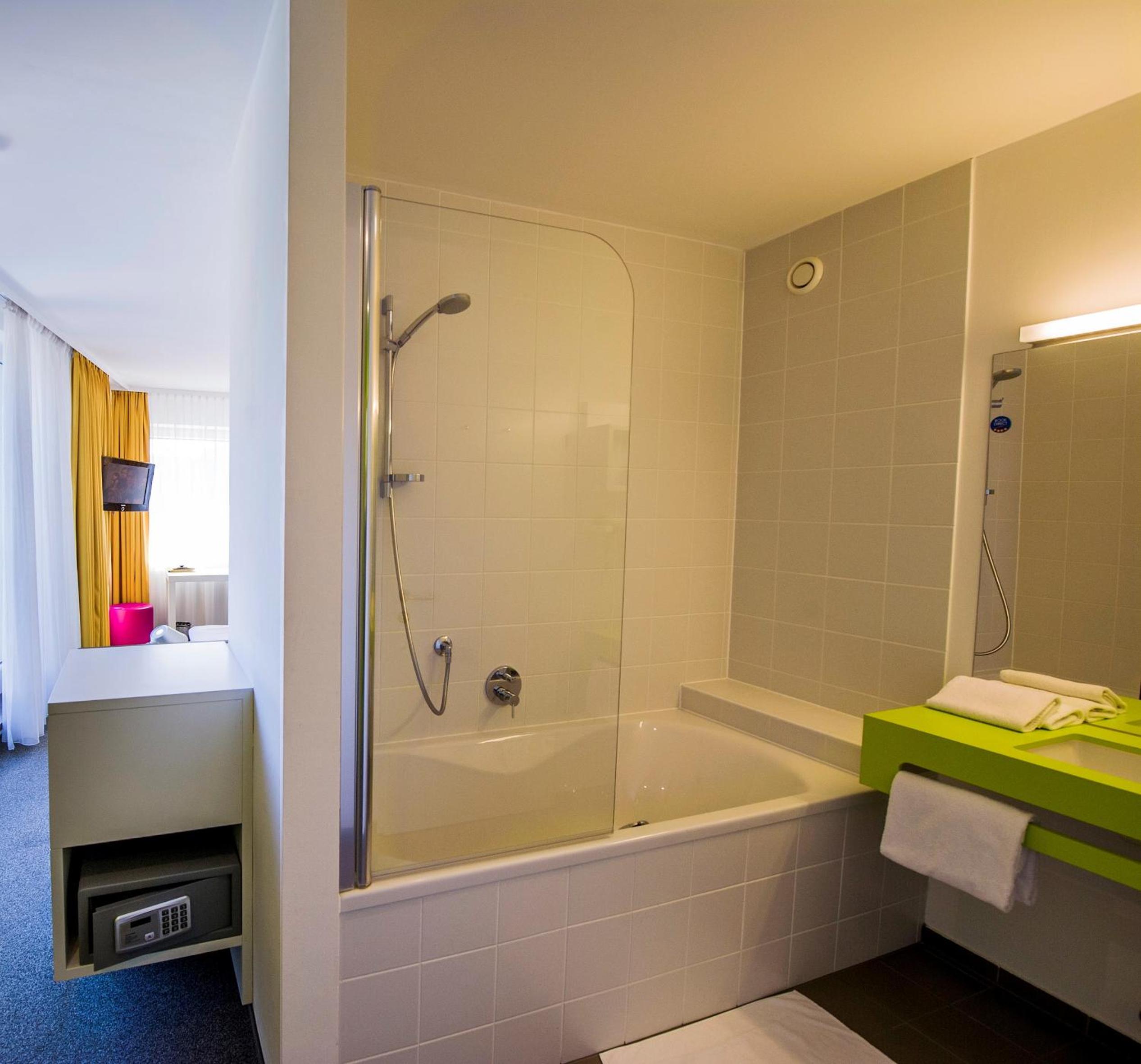 Large Double Room - Photo 8