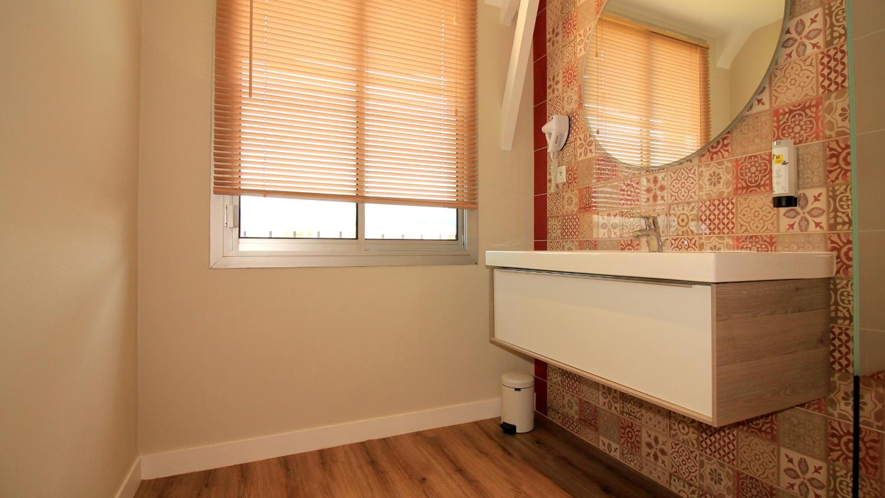 Family Room (2 Adults + 2 Children) - Photo 4