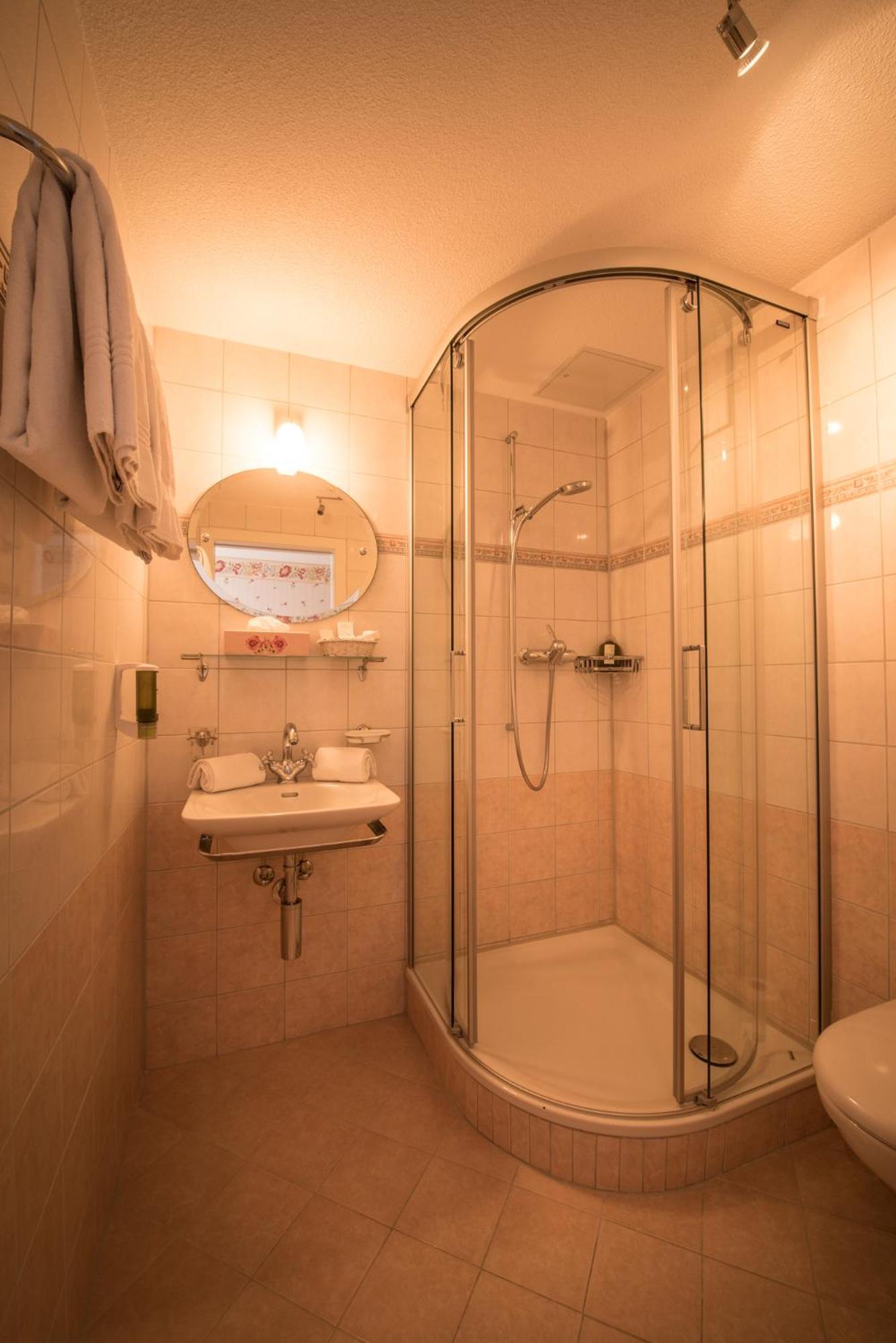 Standard Double or Twin Room - Photo 6