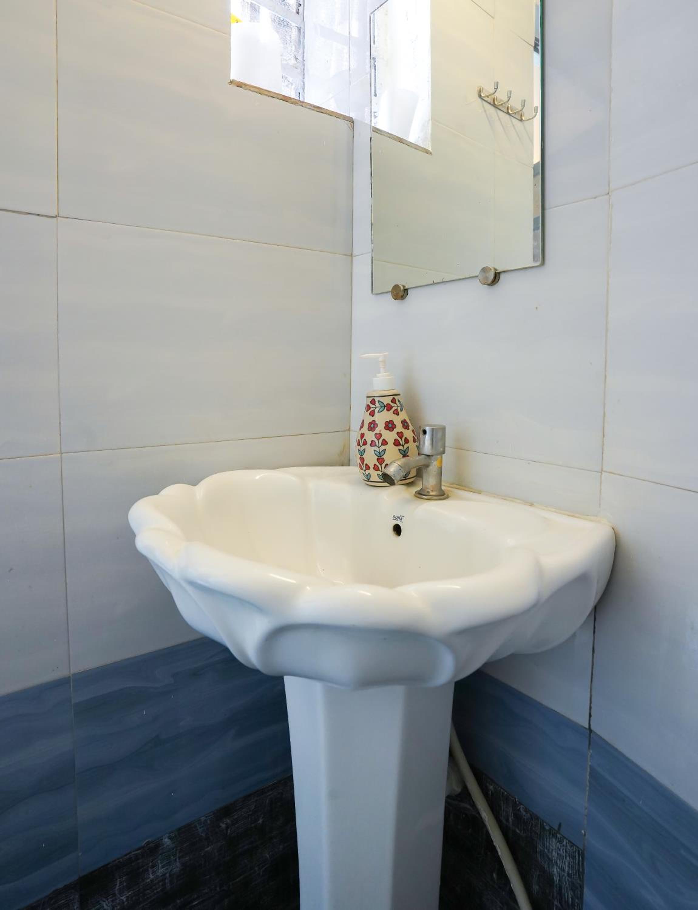 Budget Double Room (Non AC) - Photo 2