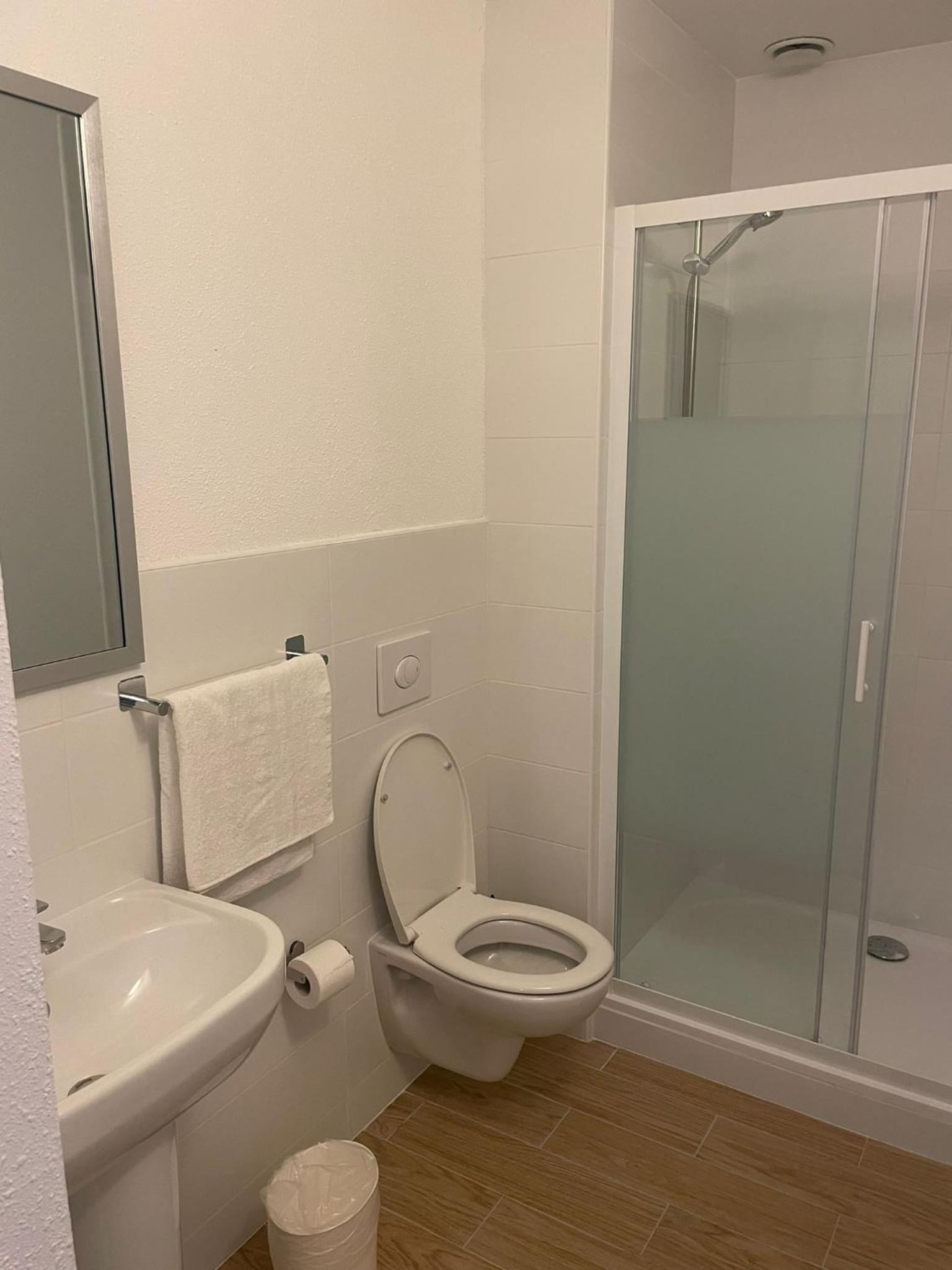 Double Room with Private Bathroom - Photo 2