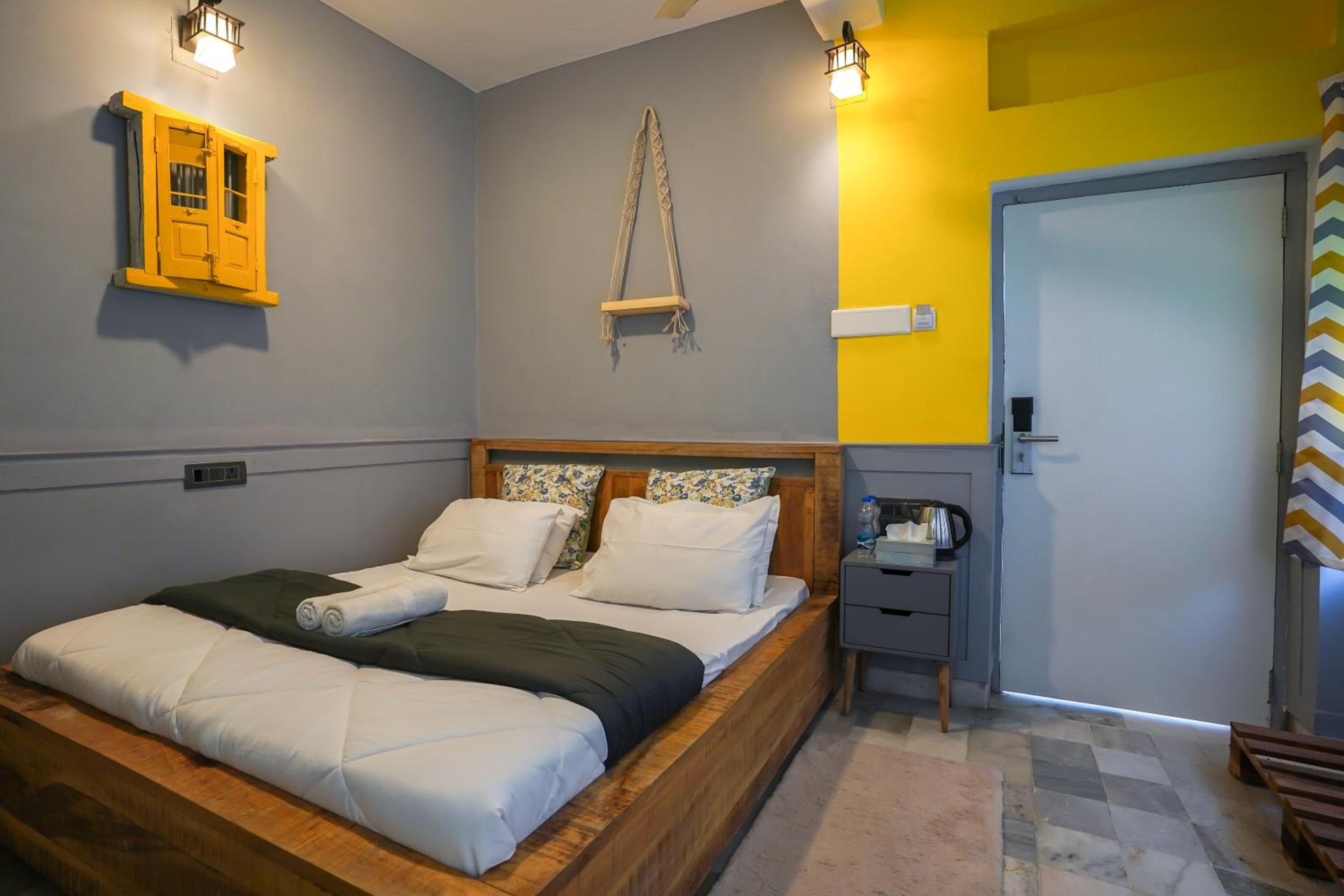Budget Double Room (Non AC) - Photo 9