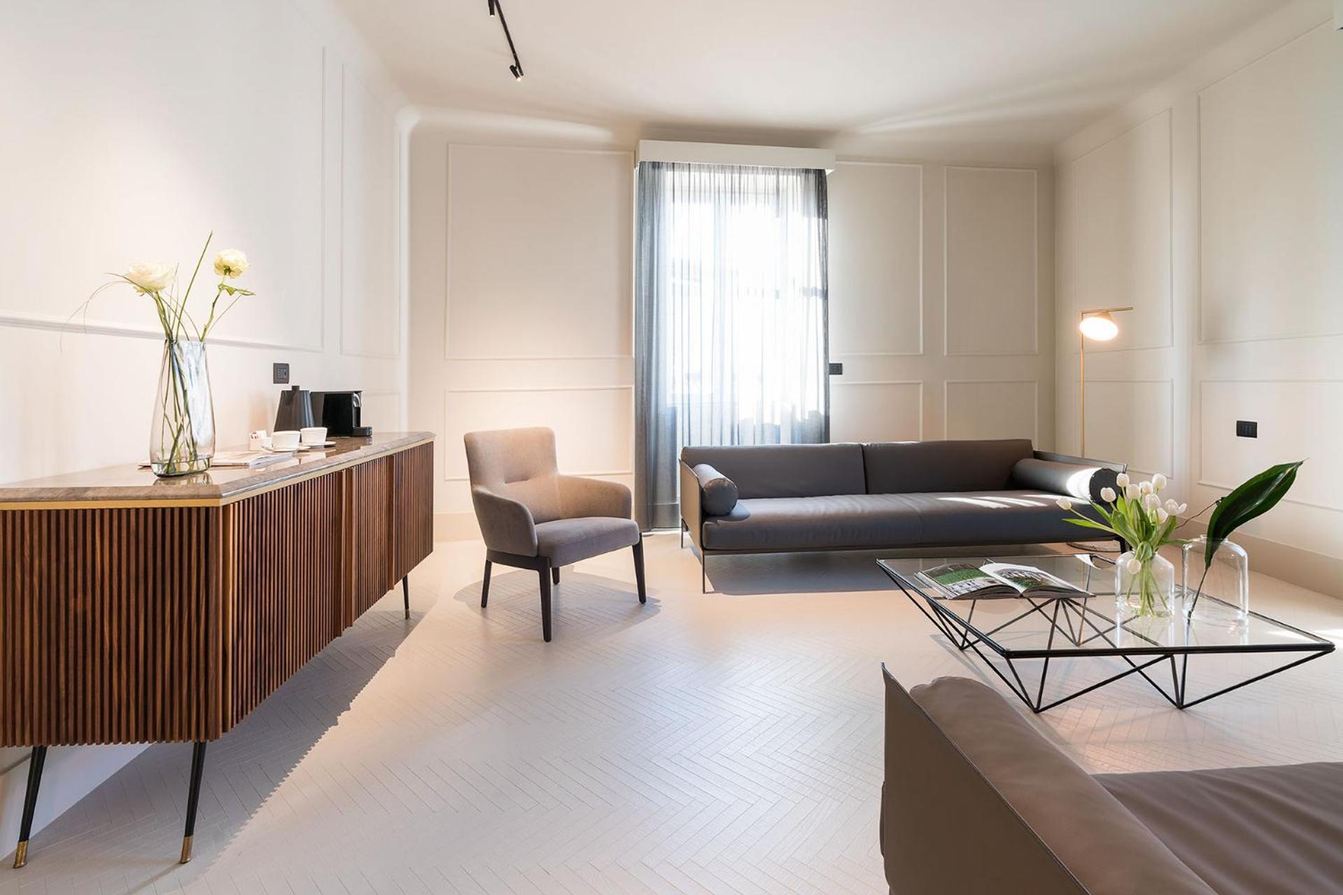 Executive Suite - Photo 5