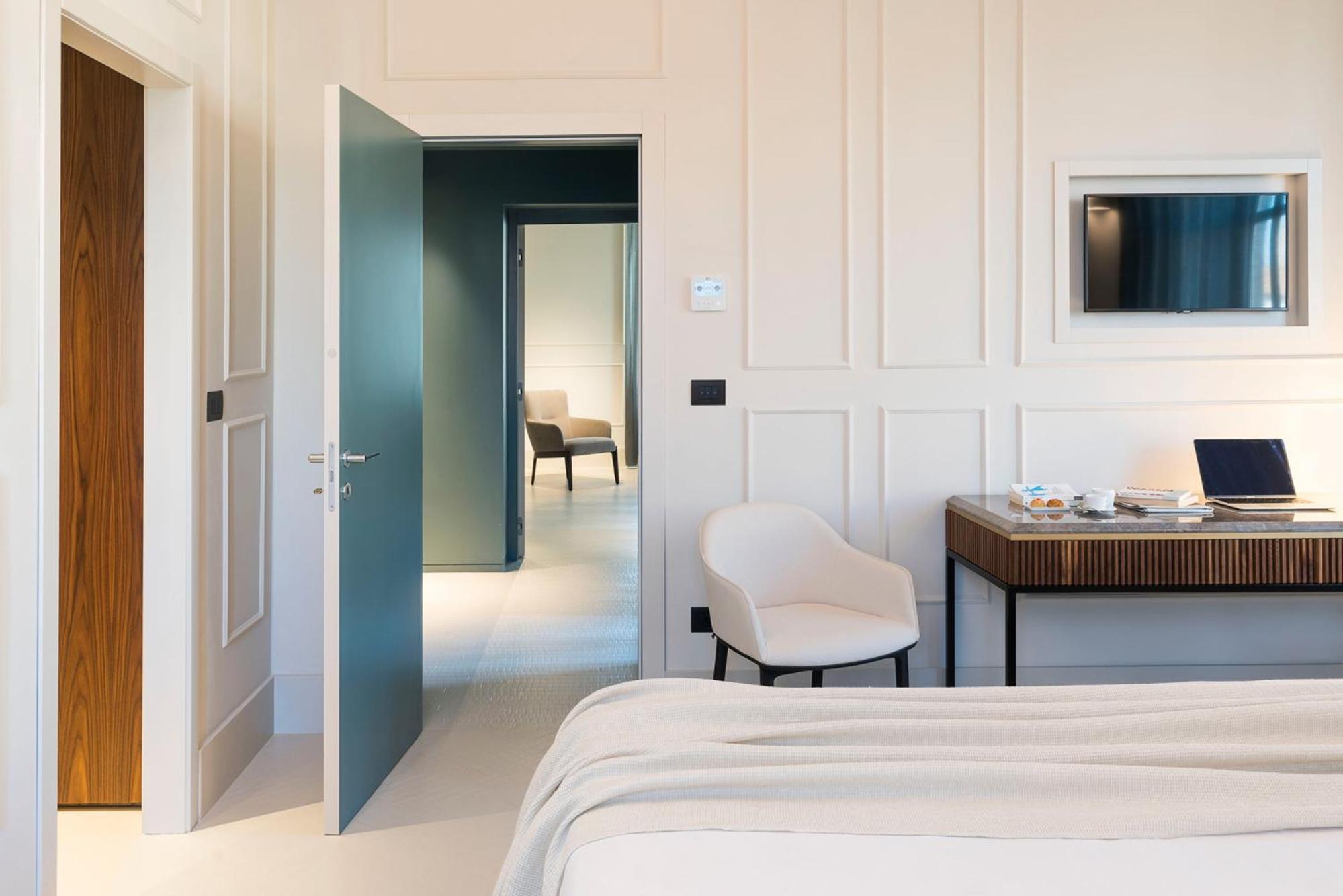 Executive Suite - Photo 6