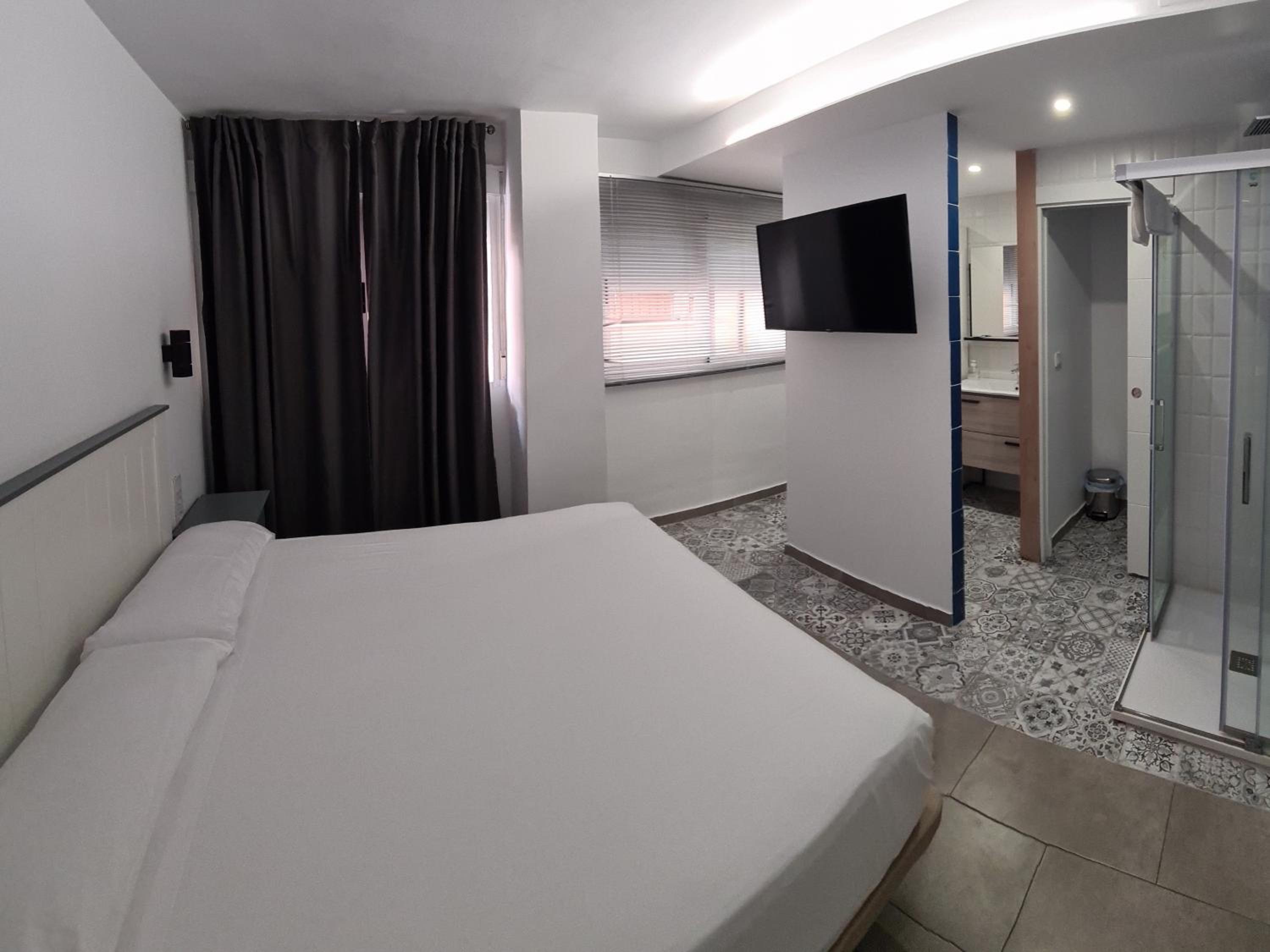 Double Room - Photo 18