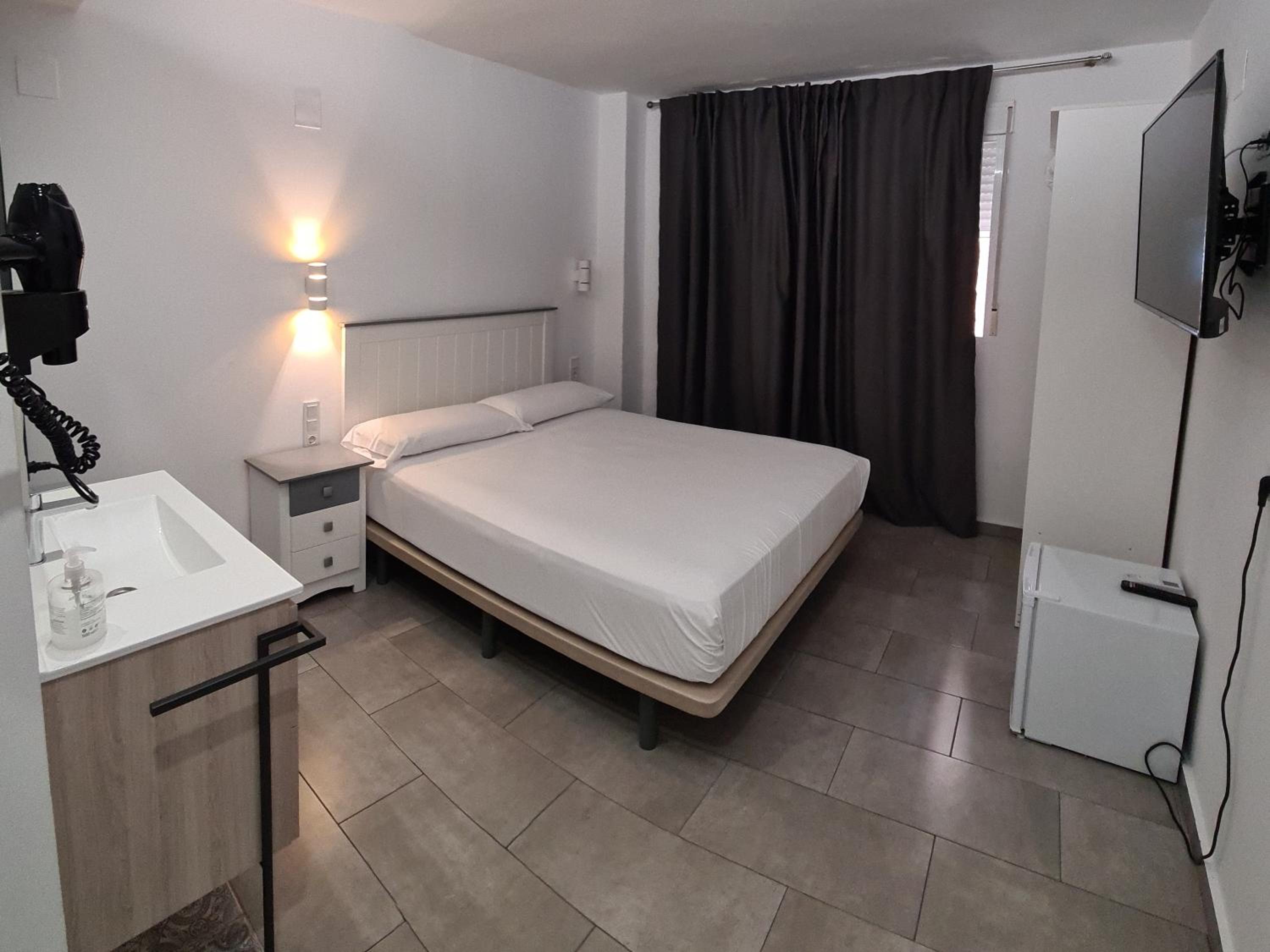 Double Room - Photo 16