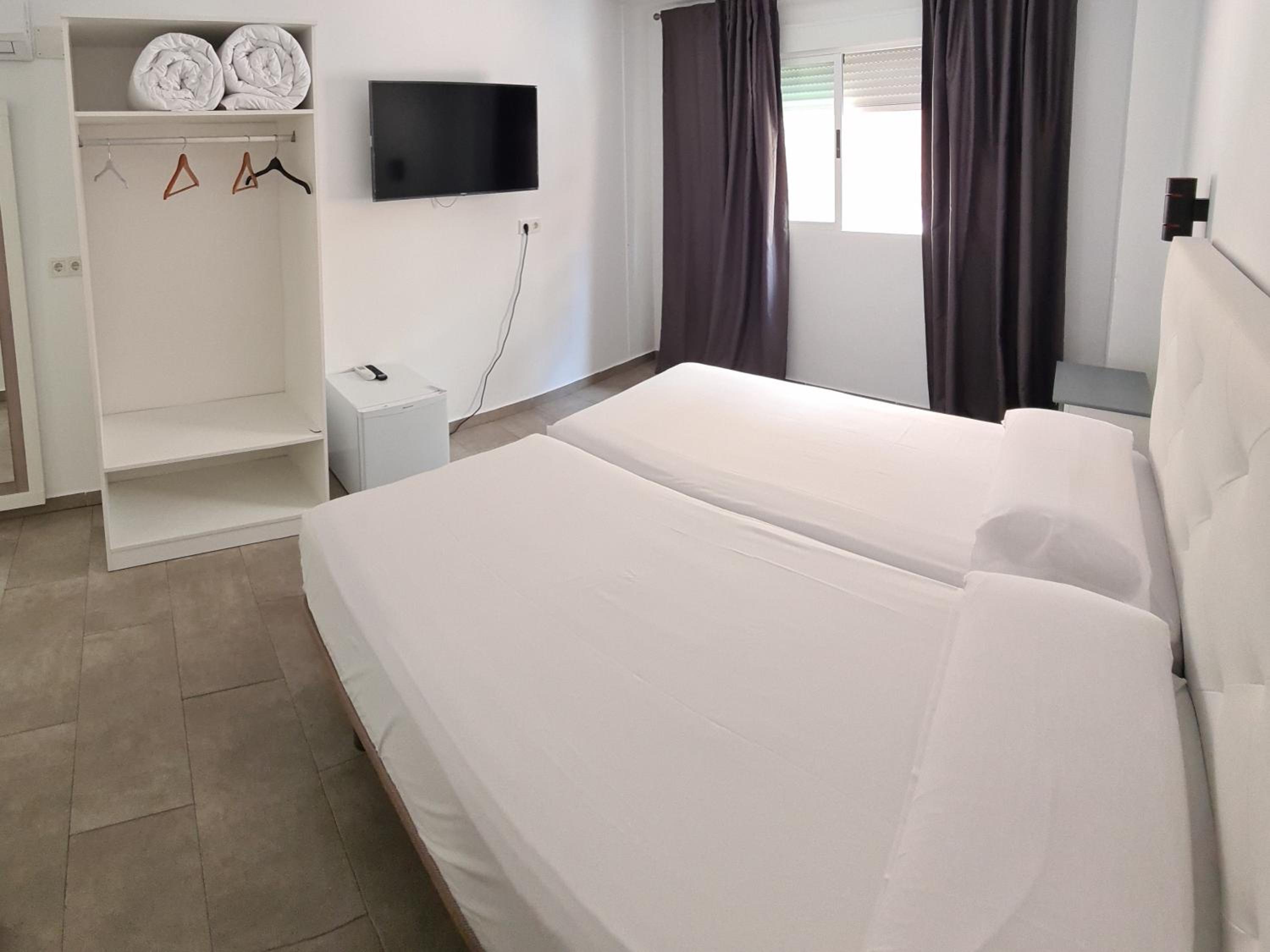 Deluxe Double Room with Extra Bed - Photo 14