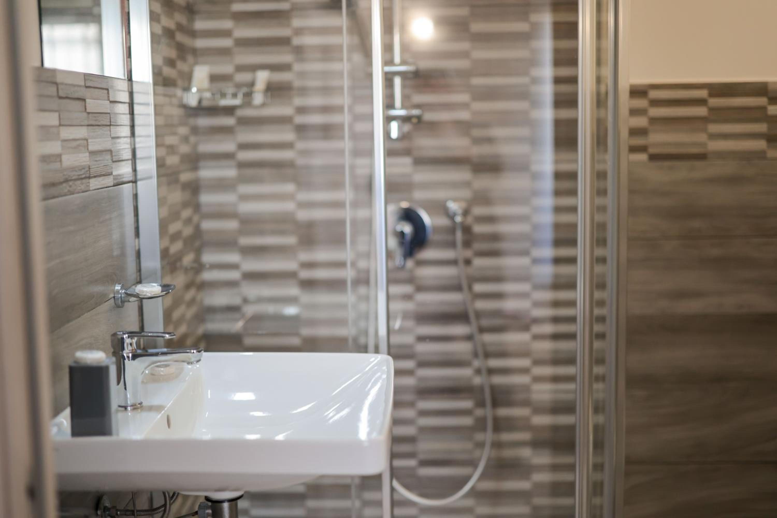 Triple Room with Private Bathroom - Photo 34