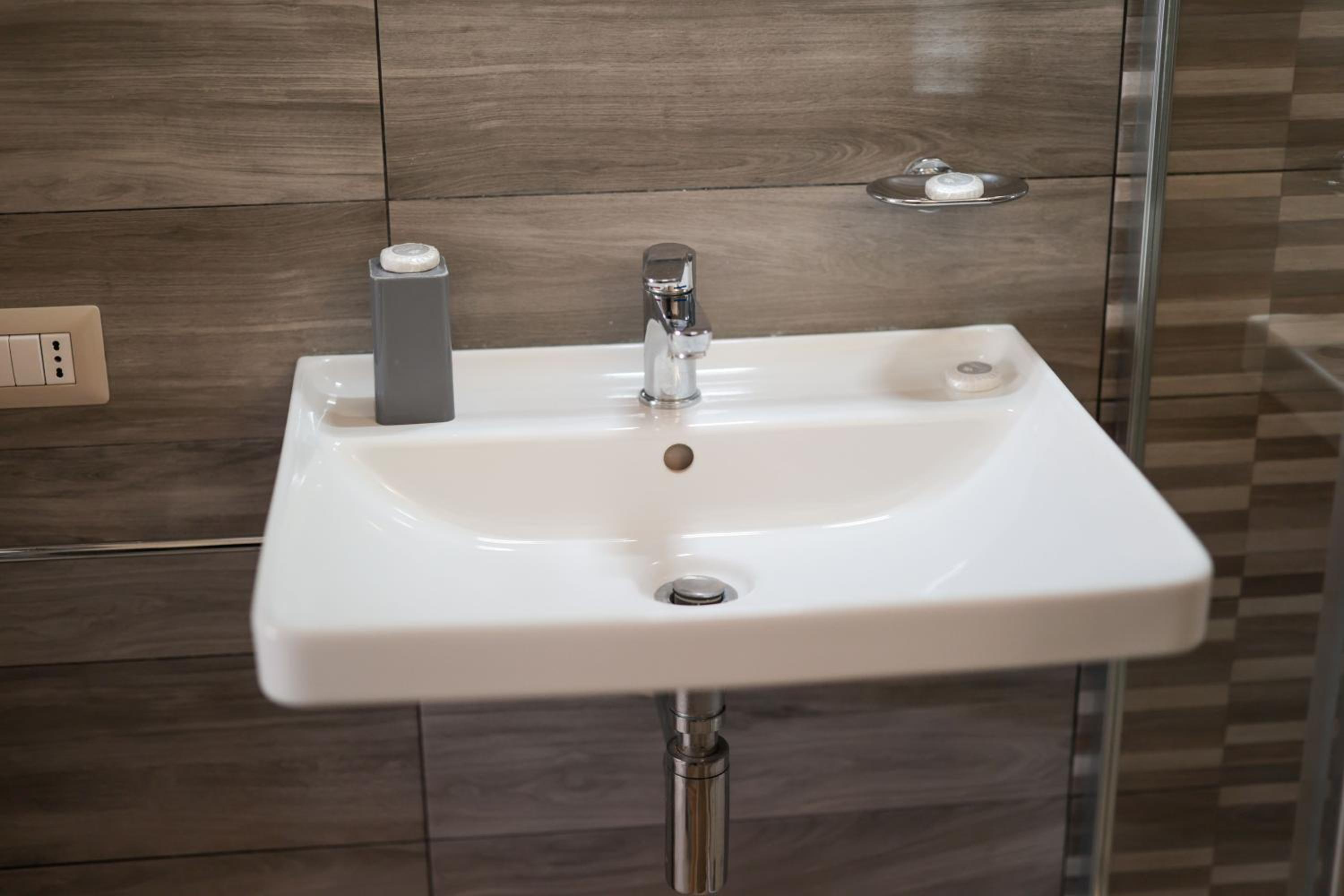 Triple Room with Private Bathroom - Photo 35