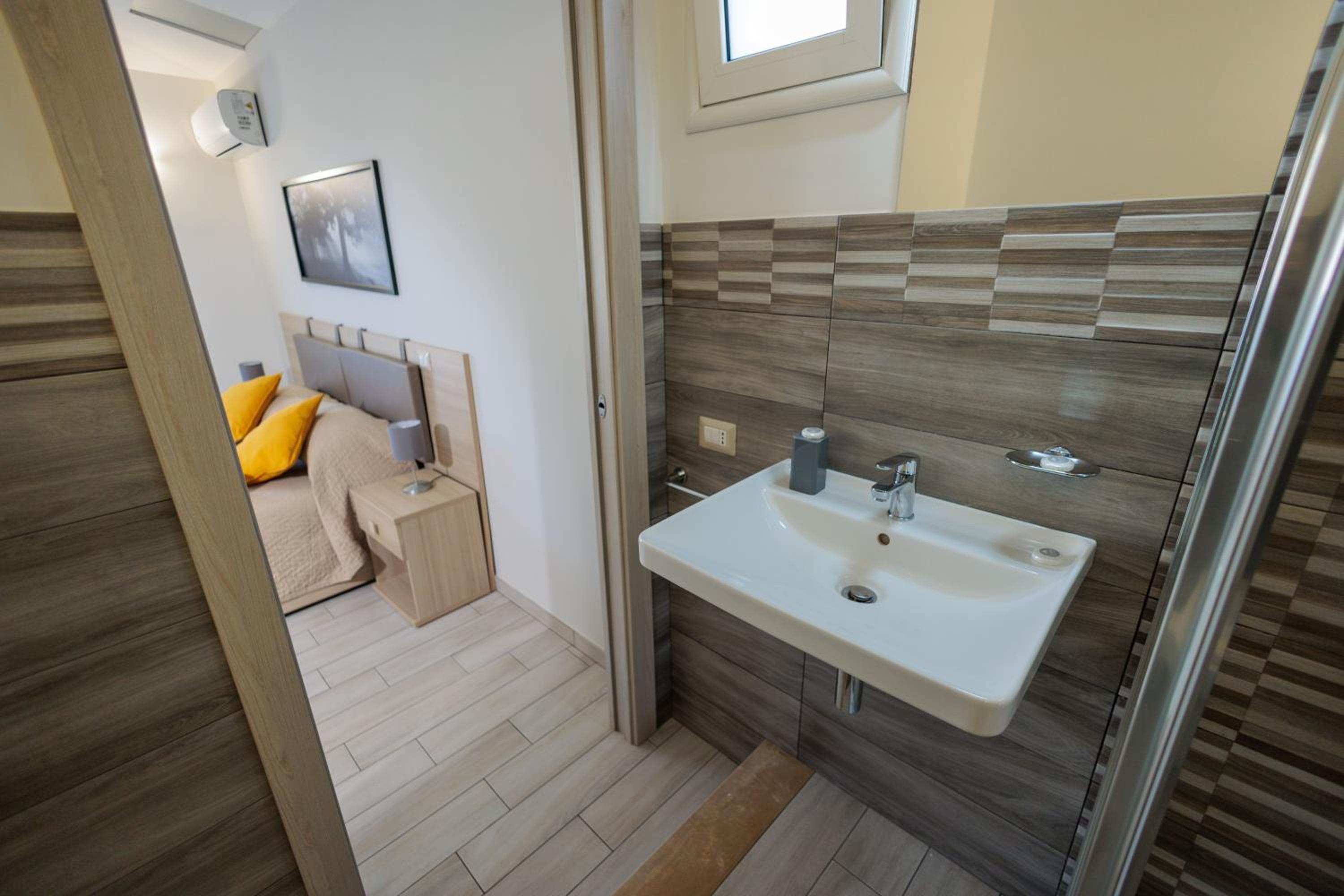 Triple Room with Private Bathroom - Photo 43
