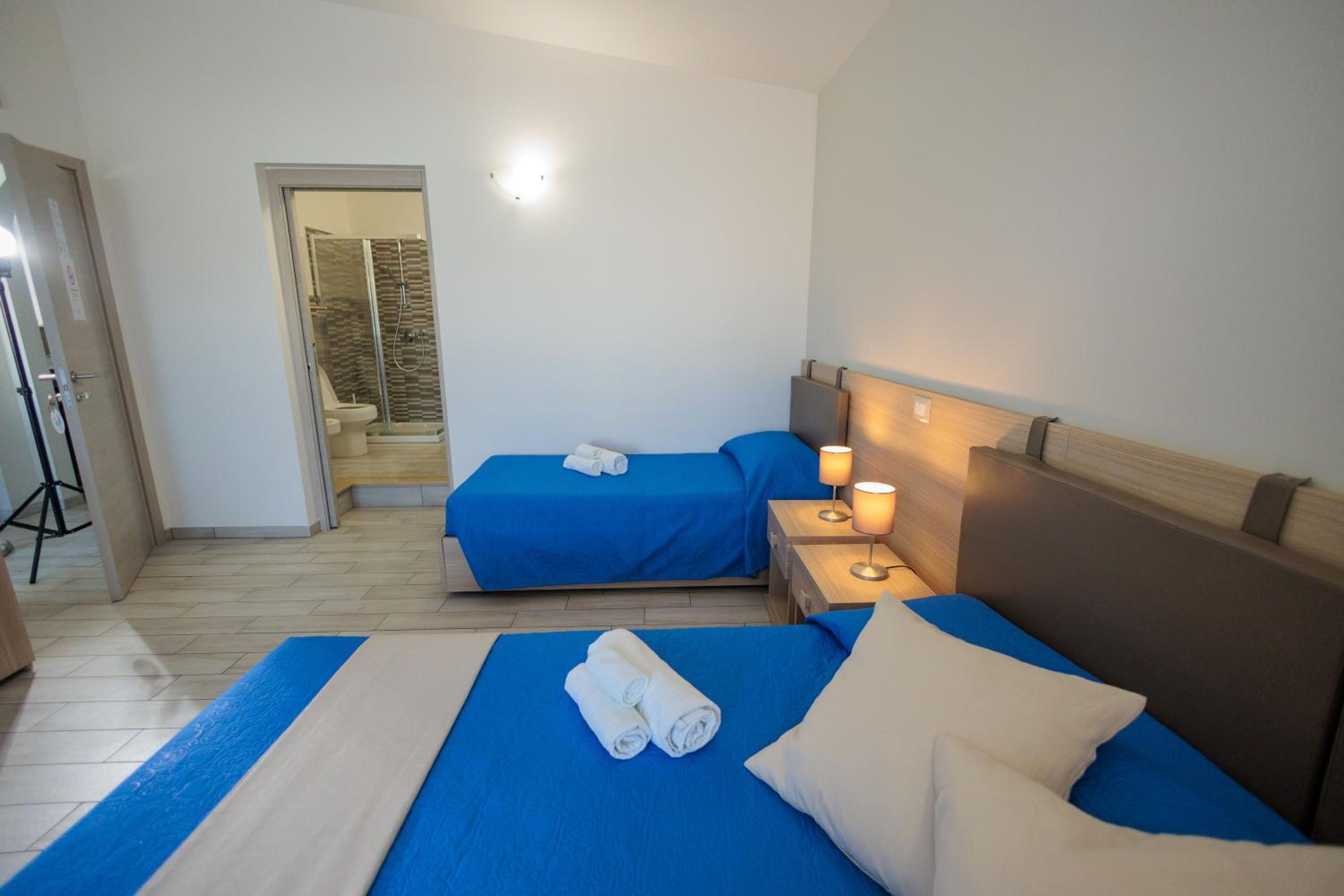 Triple Room with Private Bathroom - Photo 14