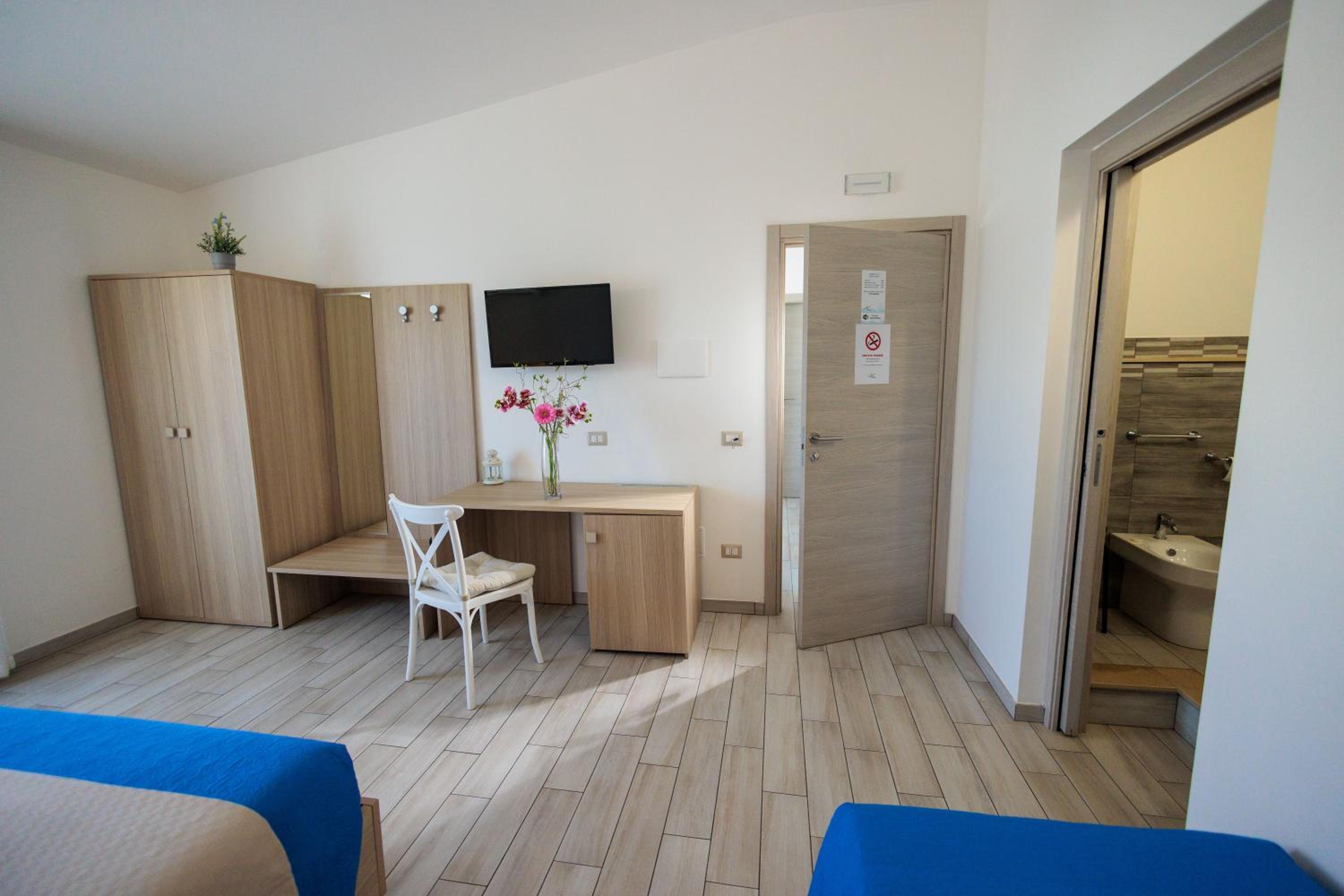 Triple Room with Private Bathroom - Photo 51