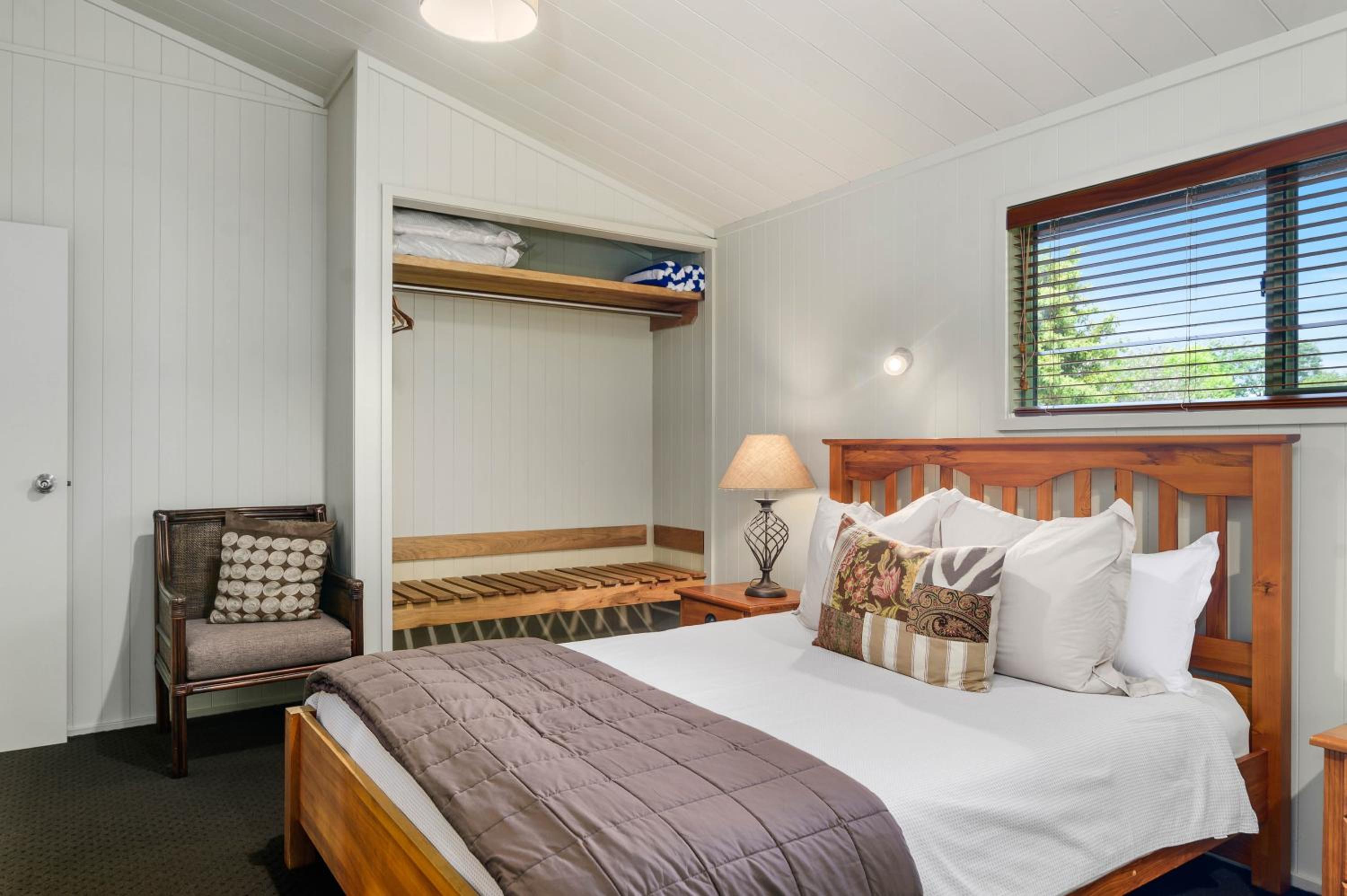 One-Bedroom Apartment with Lake View