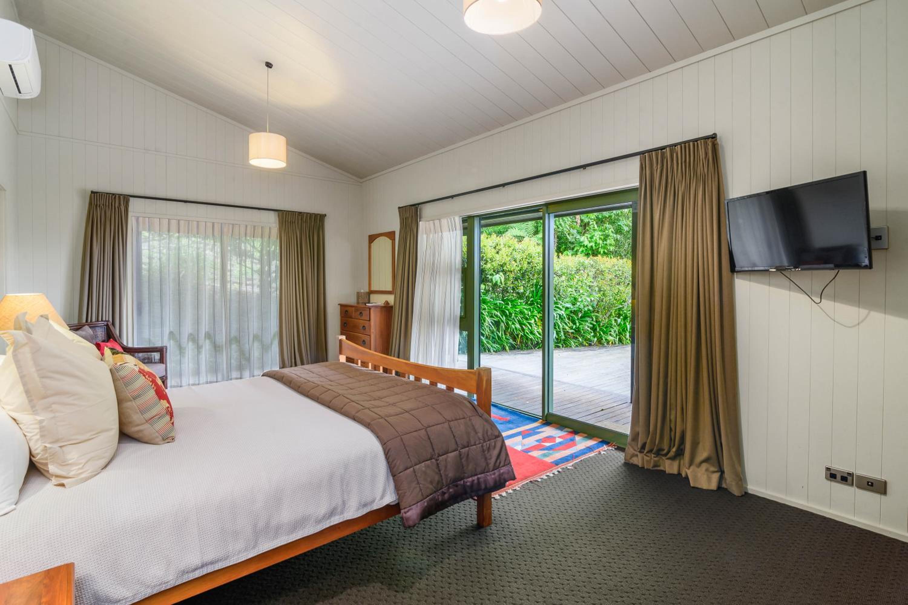 One-Bedroom Apartment with Lake View