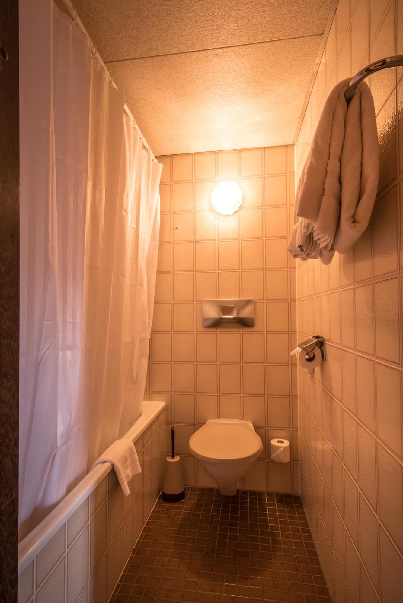Standard Double or Twin Room - Photo 10