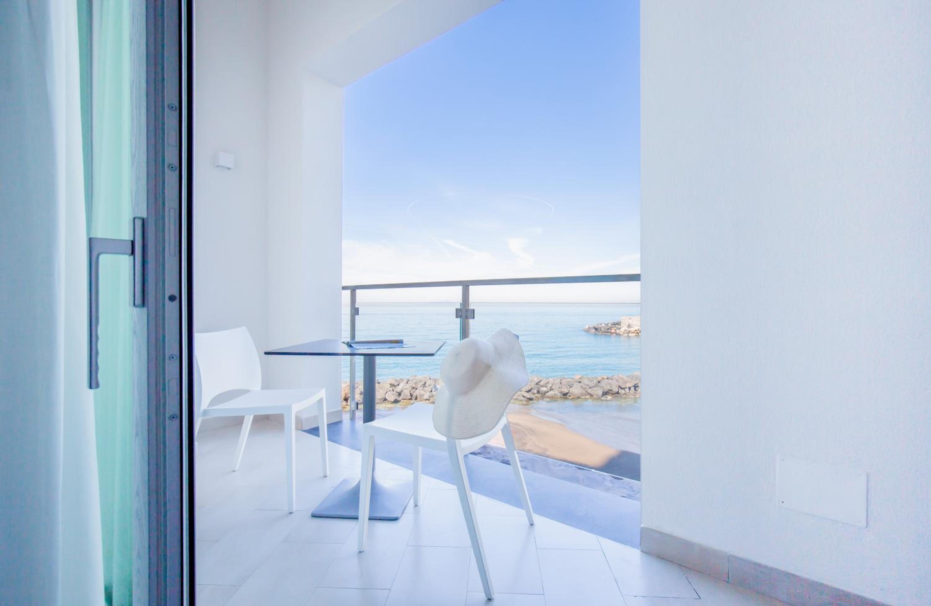 Deluxe Triple Room with Sea View photo 3