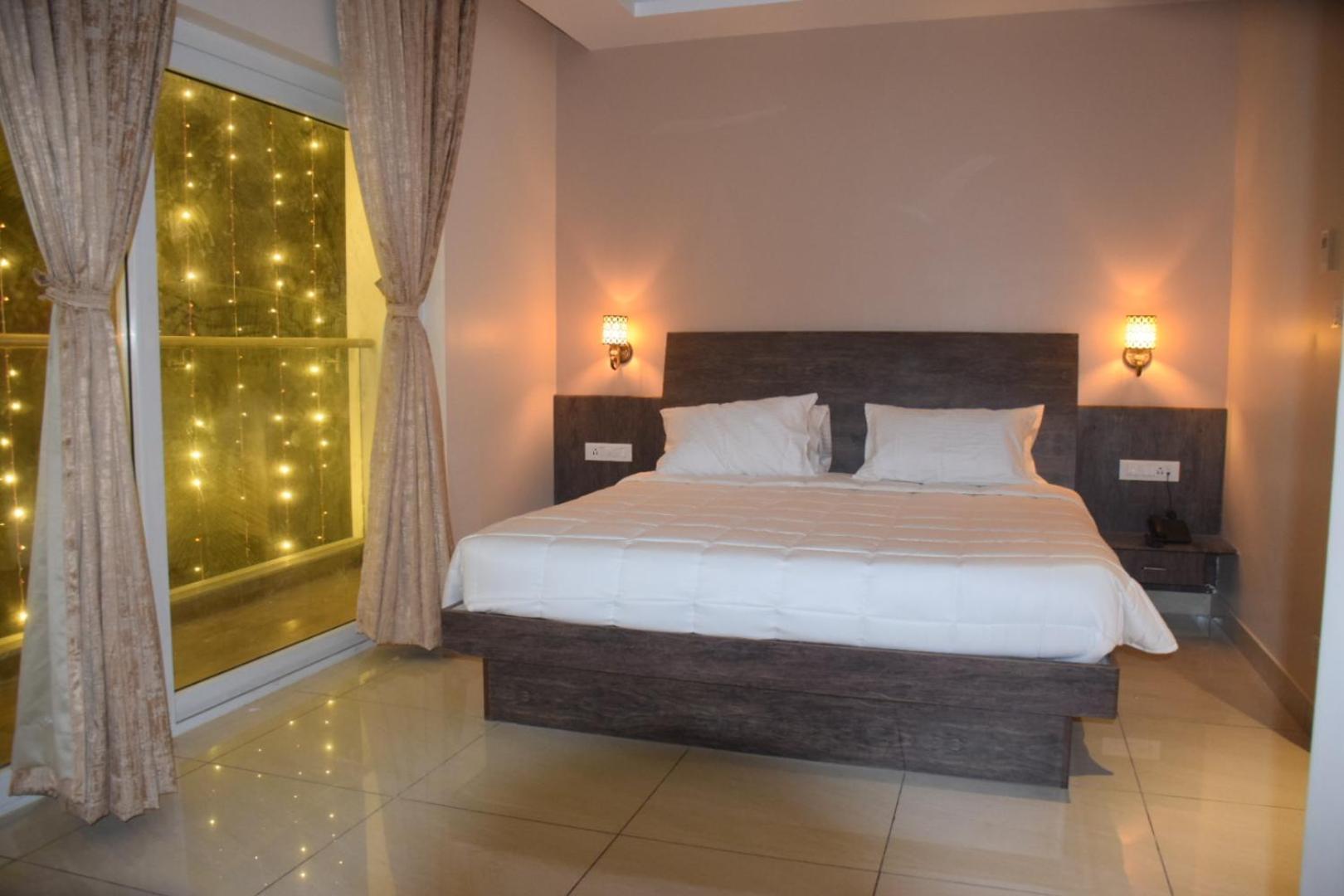 Deluxe Double Room with Balcony photo 3
