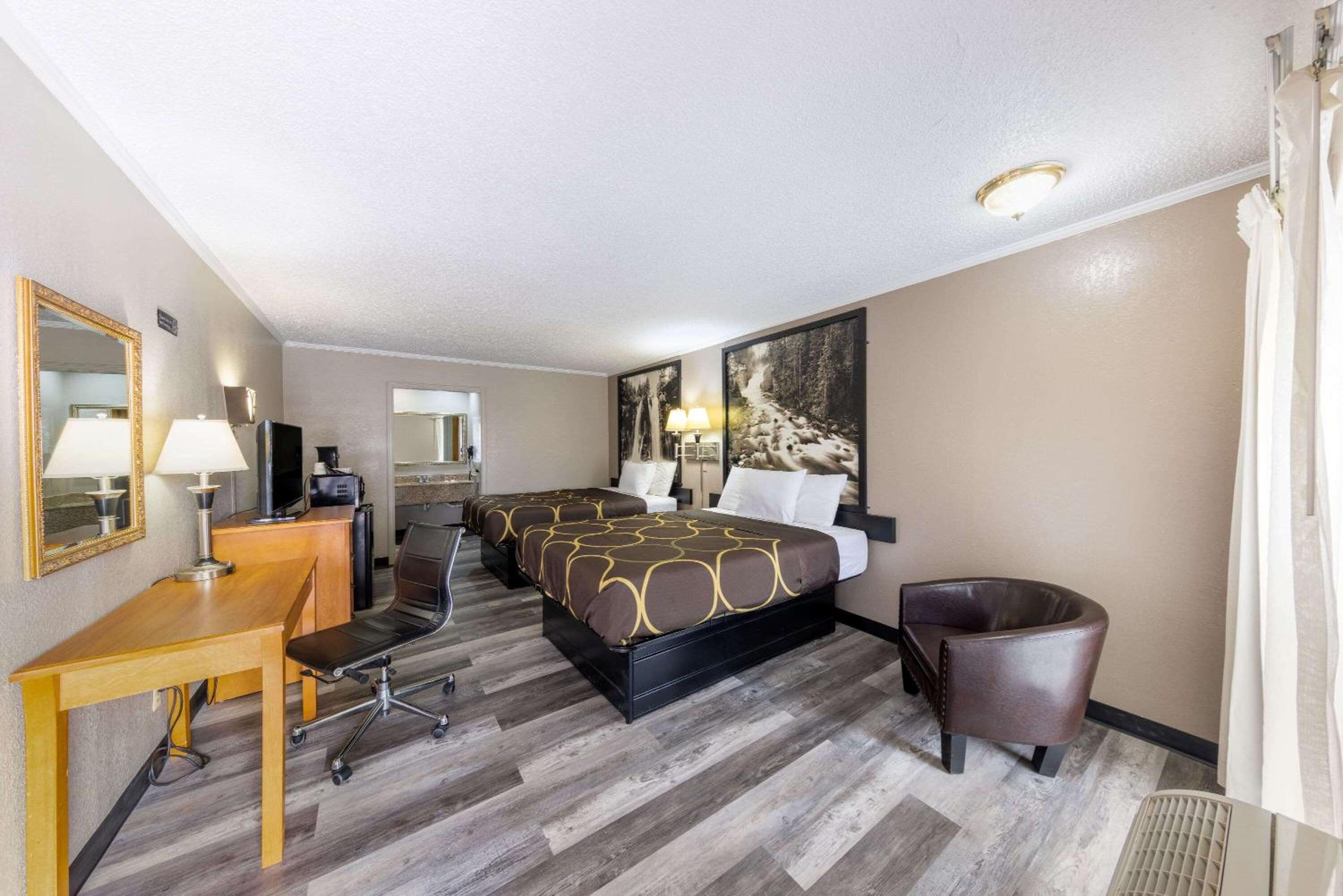 Queen Room with Two Queen Beds - Non-Smoking - Photo 1