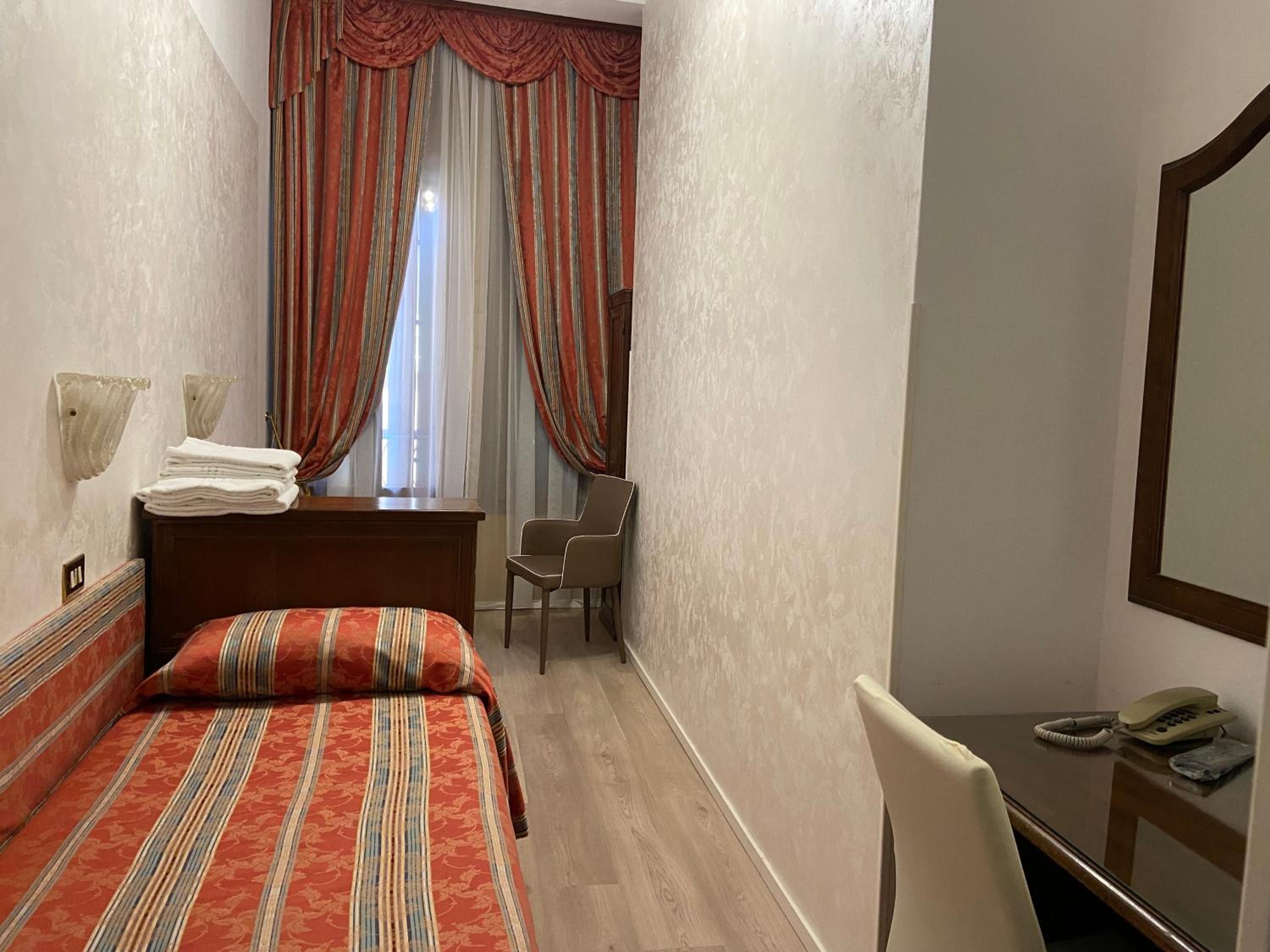 Twin Room with External Shared Bathroom photo 2