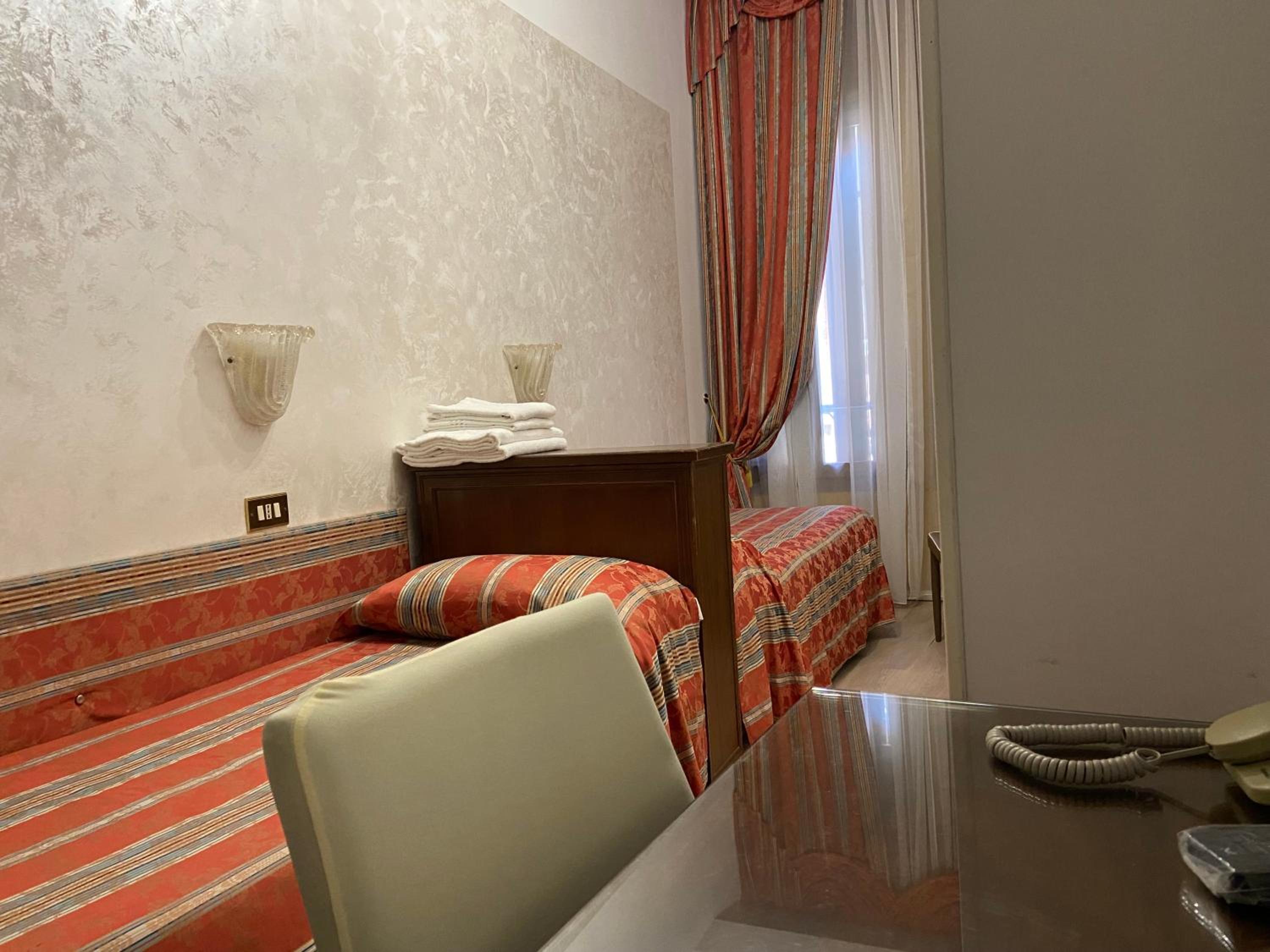 Twin Room with External Shared Bathroom photo 1