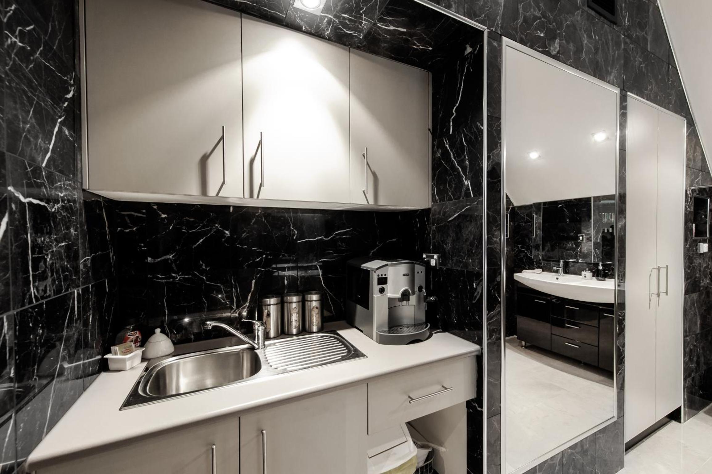 Marble Deluxe King Suite photo 2