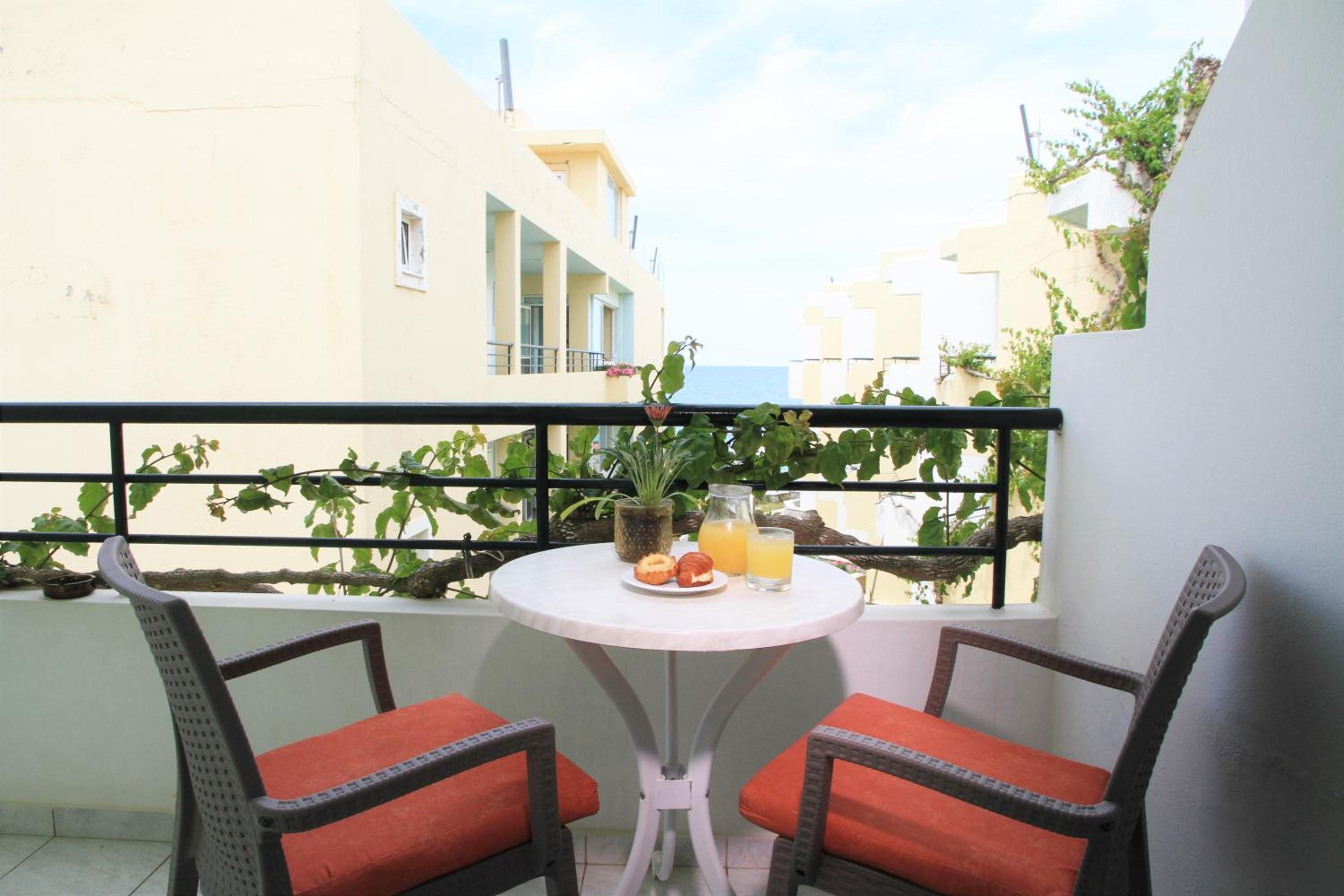 Double or Twin Room with Partial Sea View photo 2