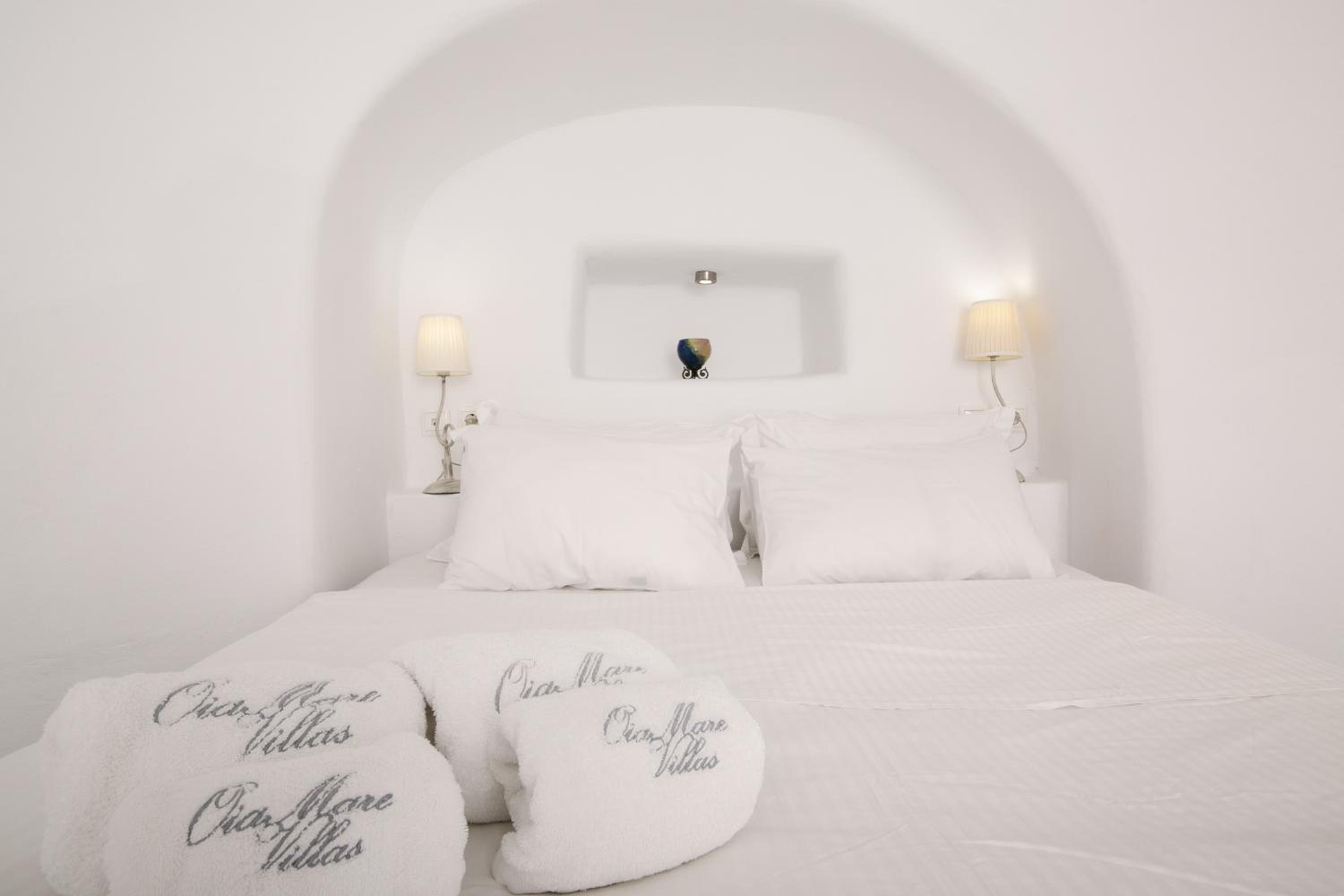 Cave Suite with Caldera View photo 2