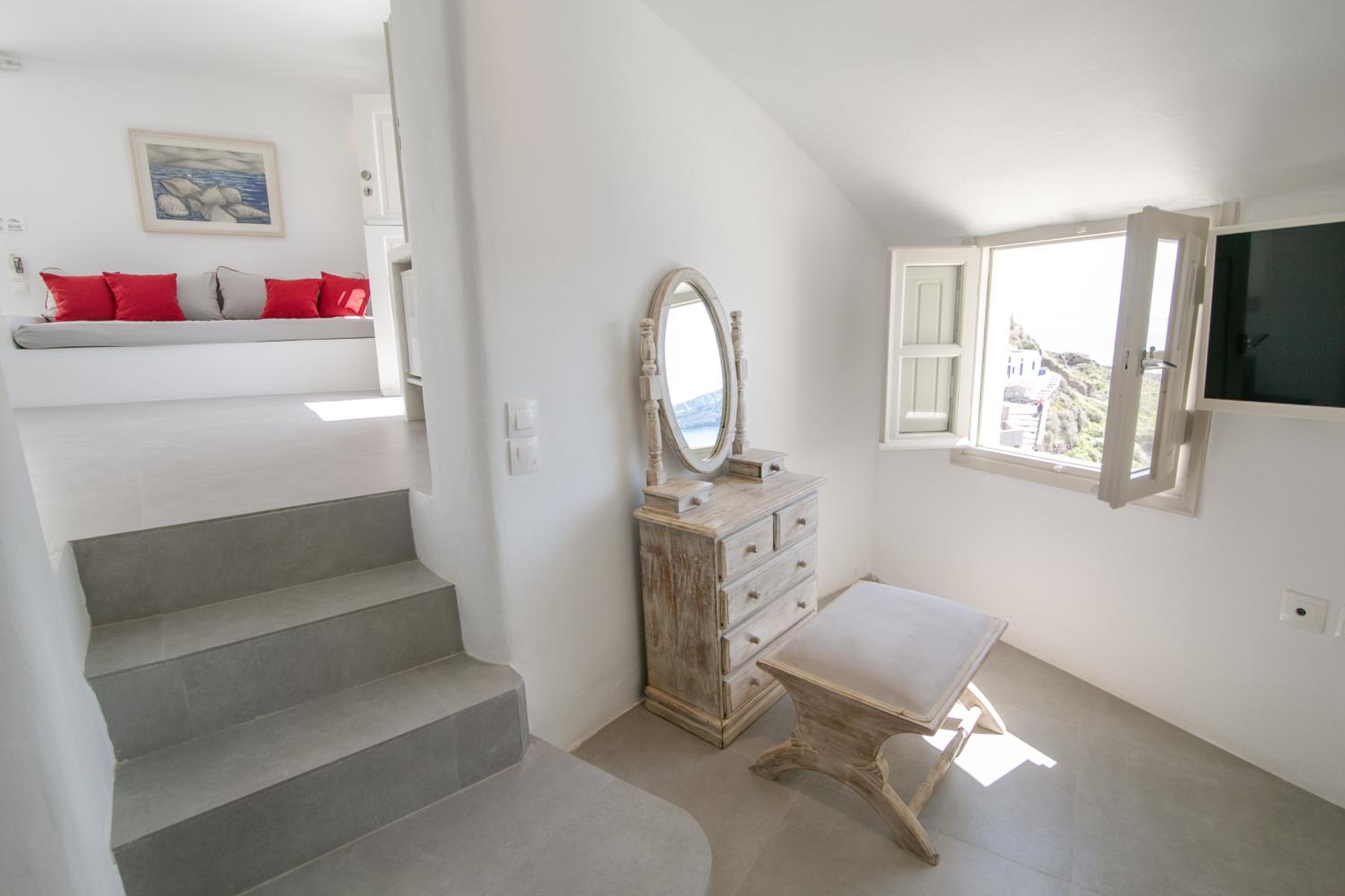 Cave Suite with Caldera View photo 3
