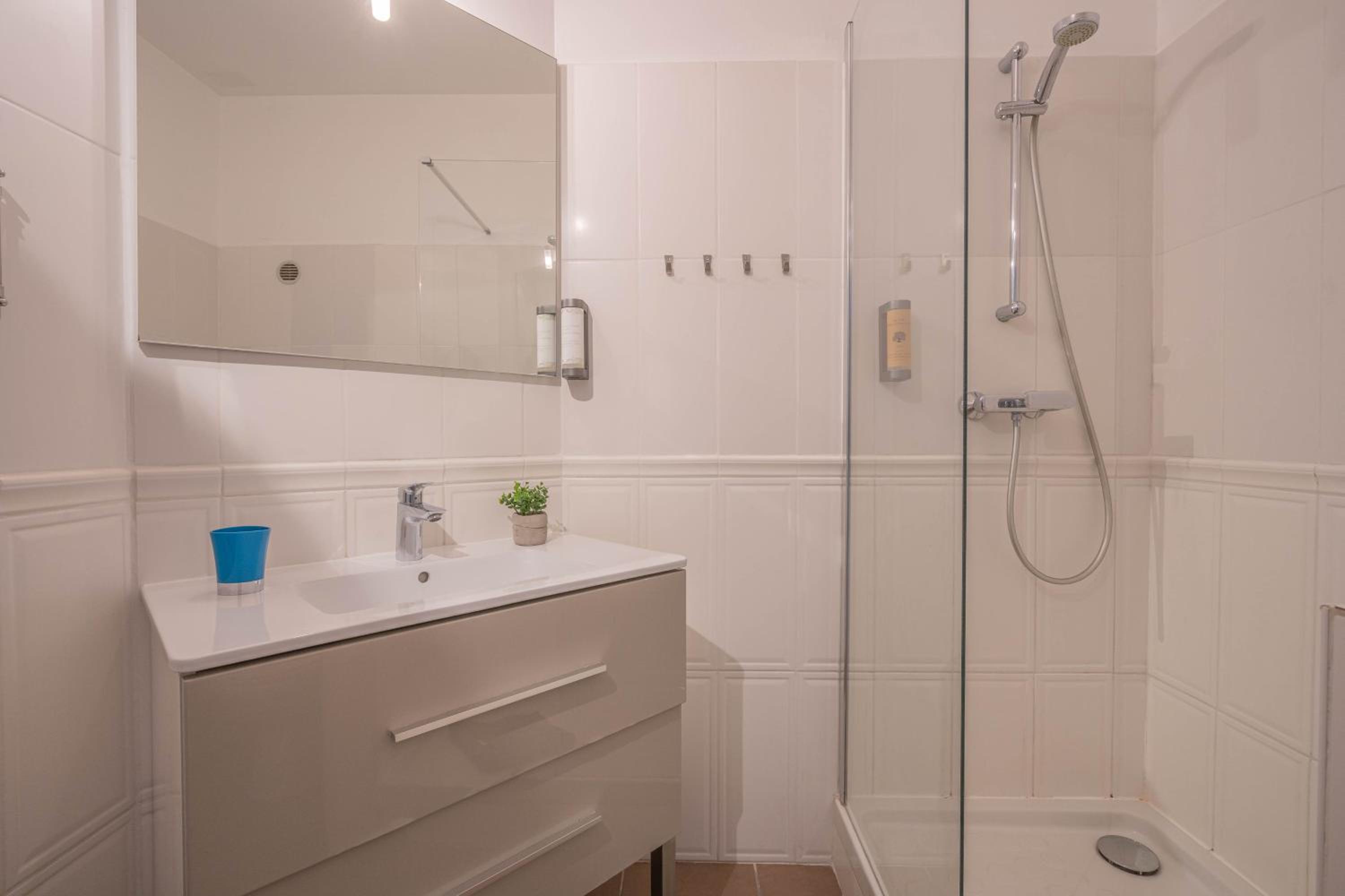 Superior Quadruple Room with air-conditioning and  with a partial sea view - Photo 3