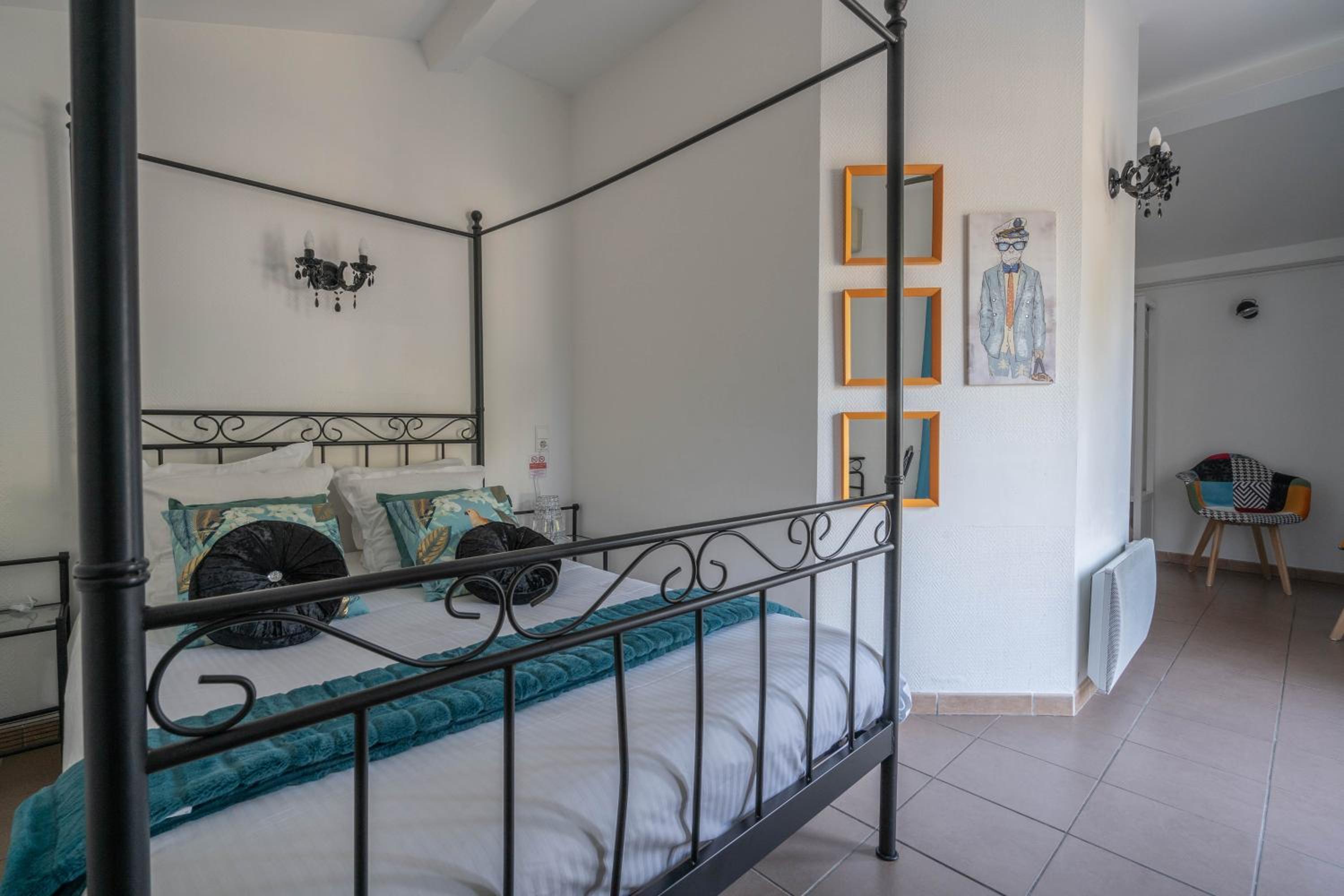 Superior Quadruple Room with air-conditioning and  with a partial sea view - Photo 4