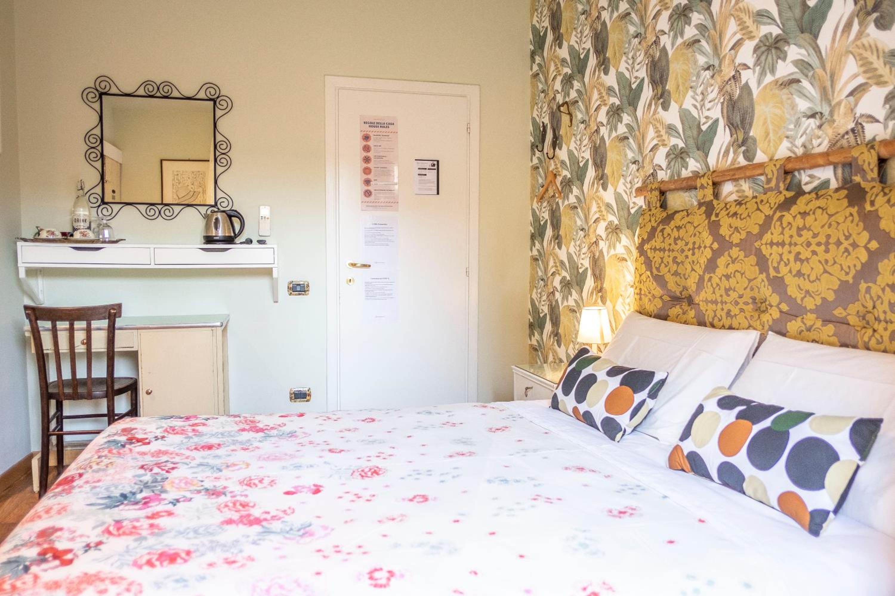 Double Room with Balcony - Photo 18