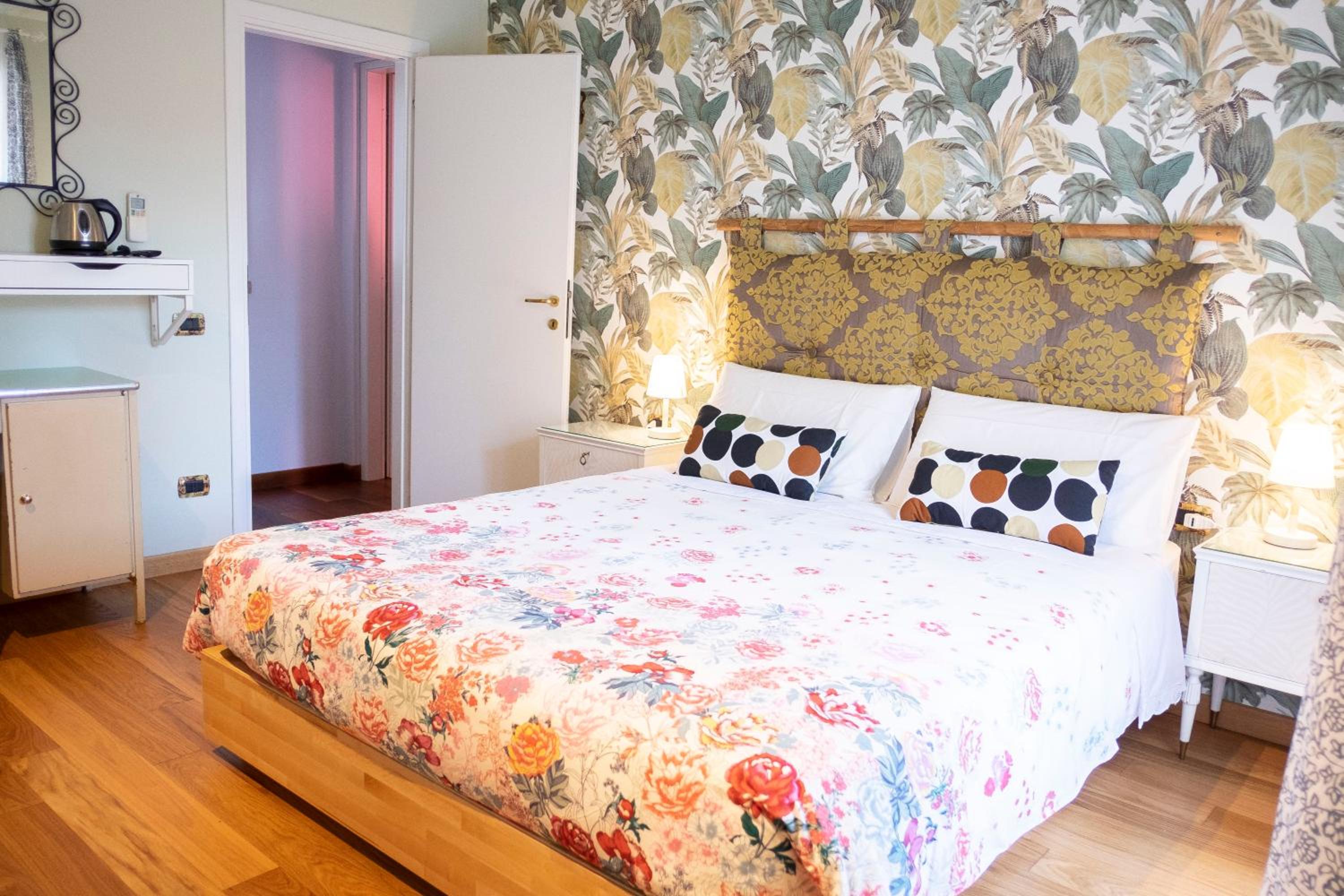 Double Room with Balcony - Photo 2