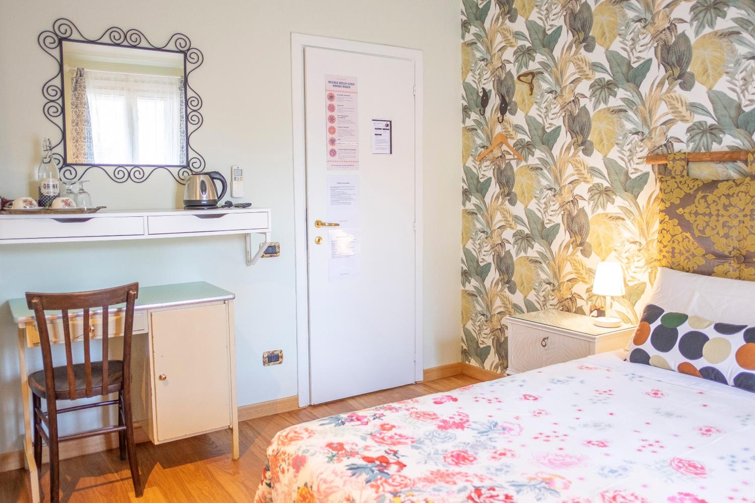 Double Room with Balcony - Photo 4