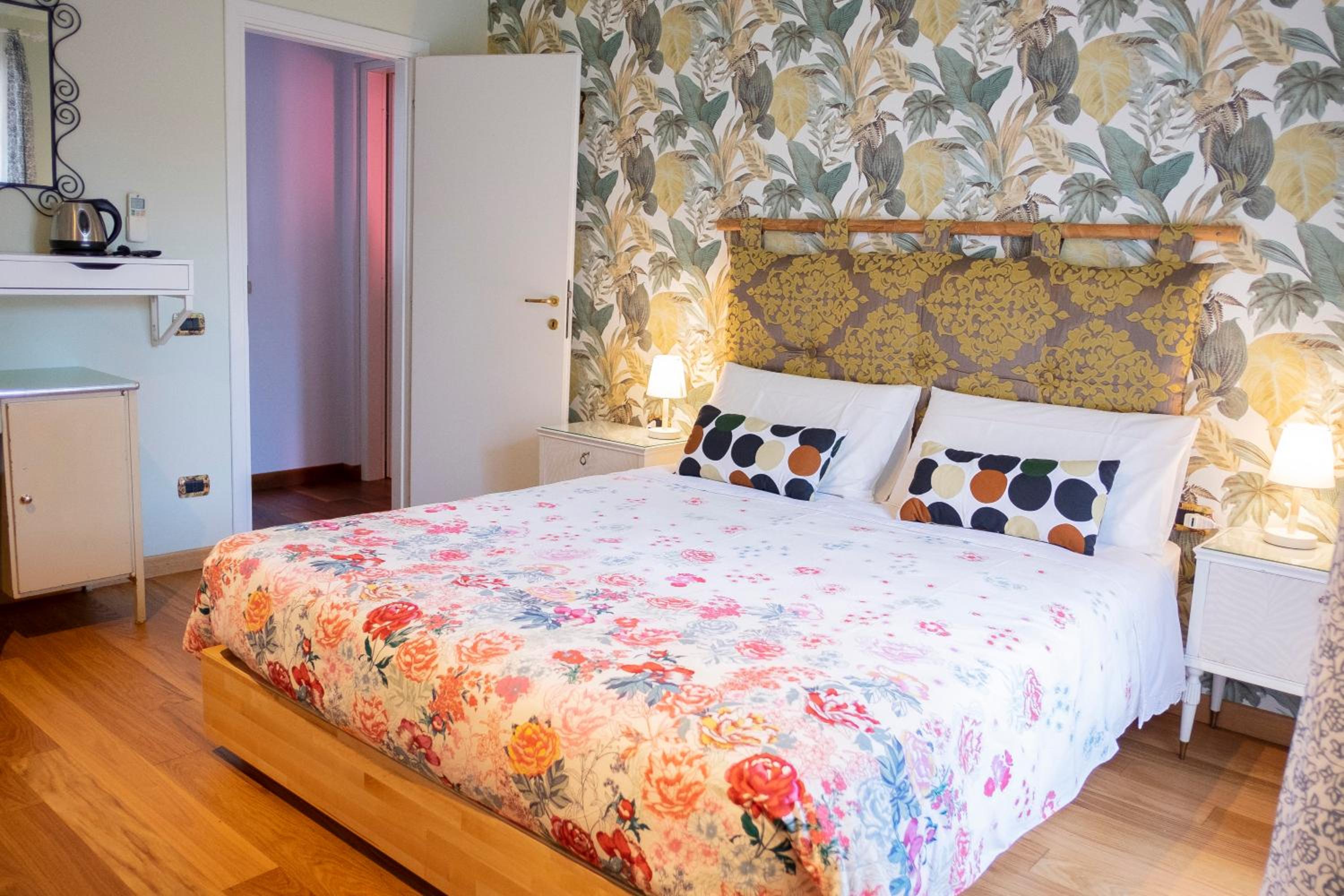 Double Room with Balcony - Photo 3