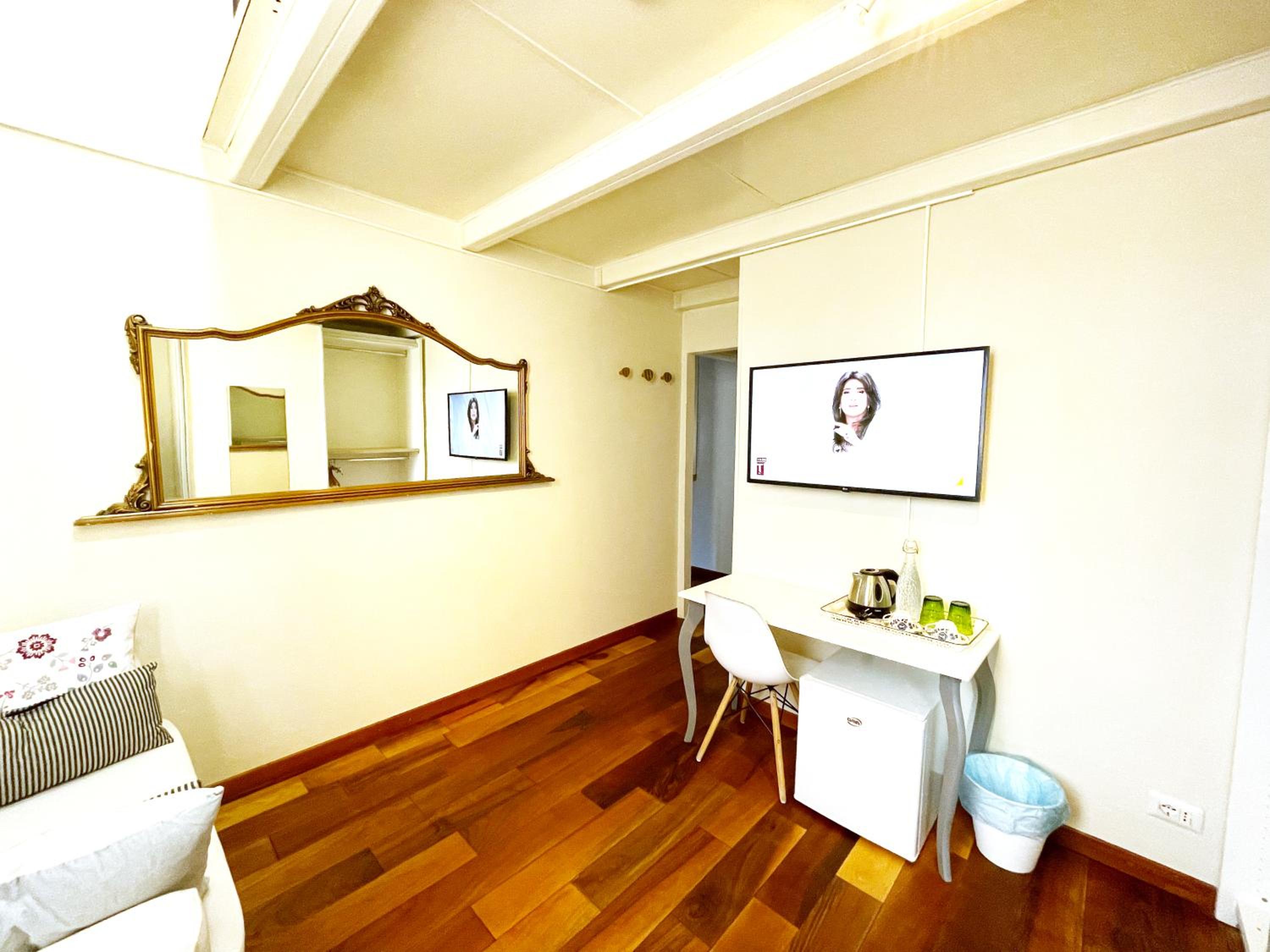 Double Room - Photo 10
