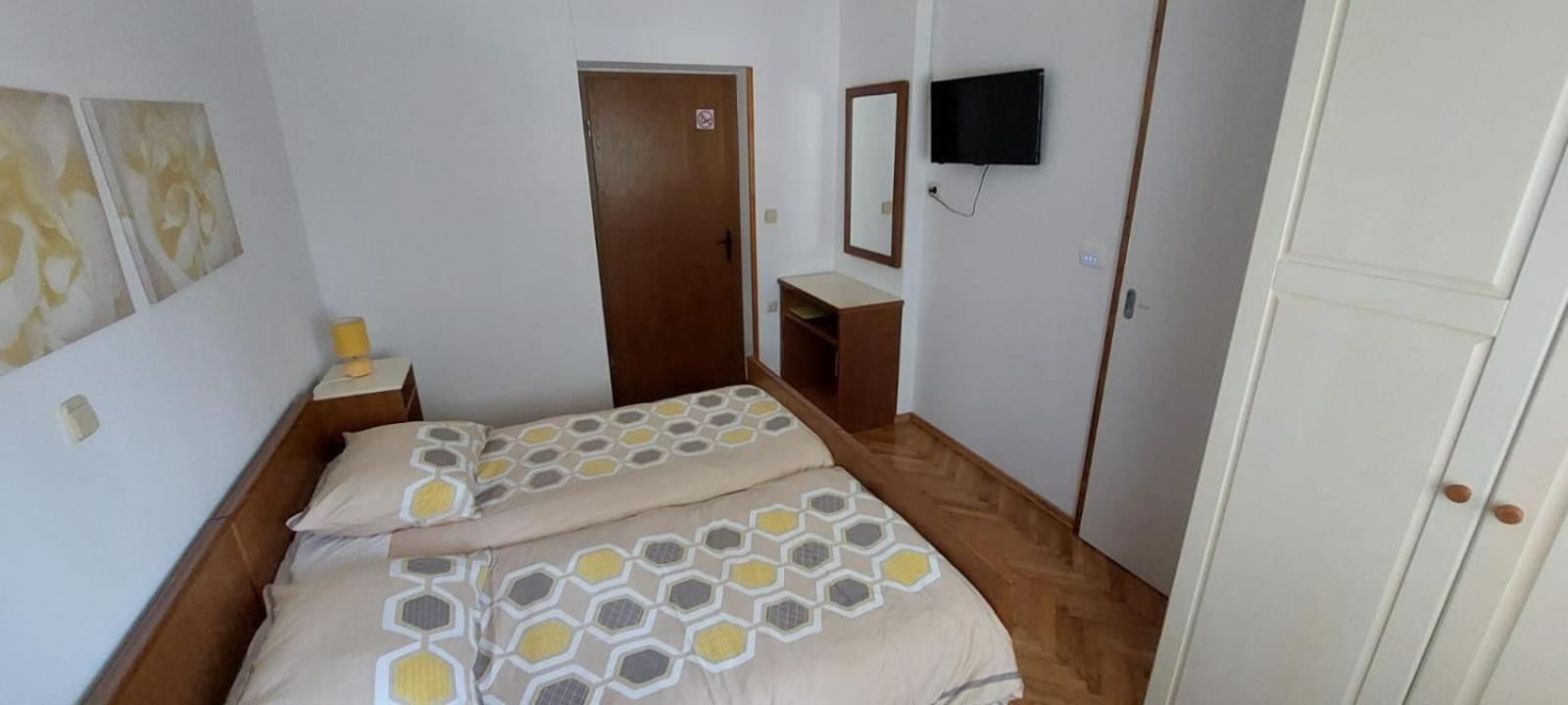Deluxe Double Room with Shower photo 3