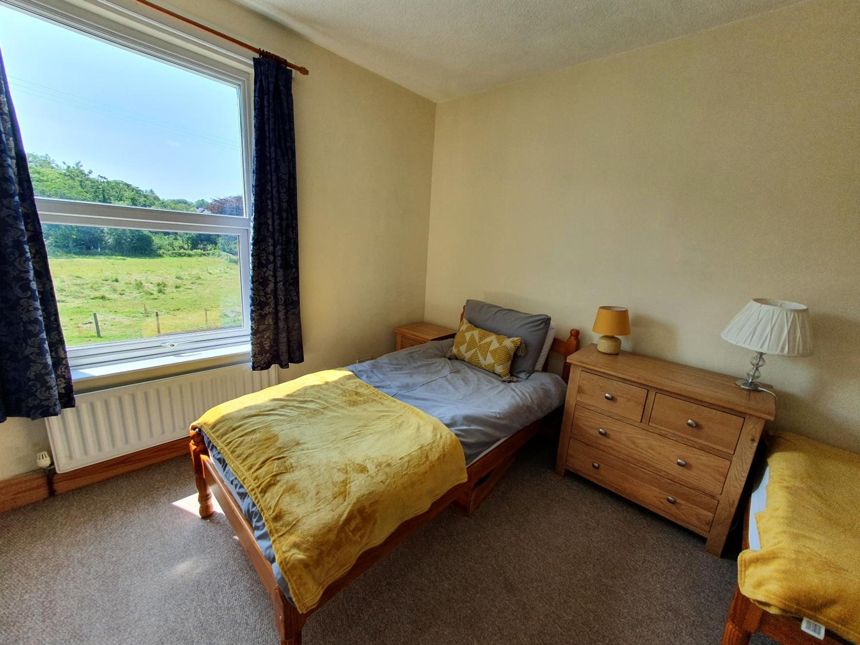 Six-Bedroom House photo 1