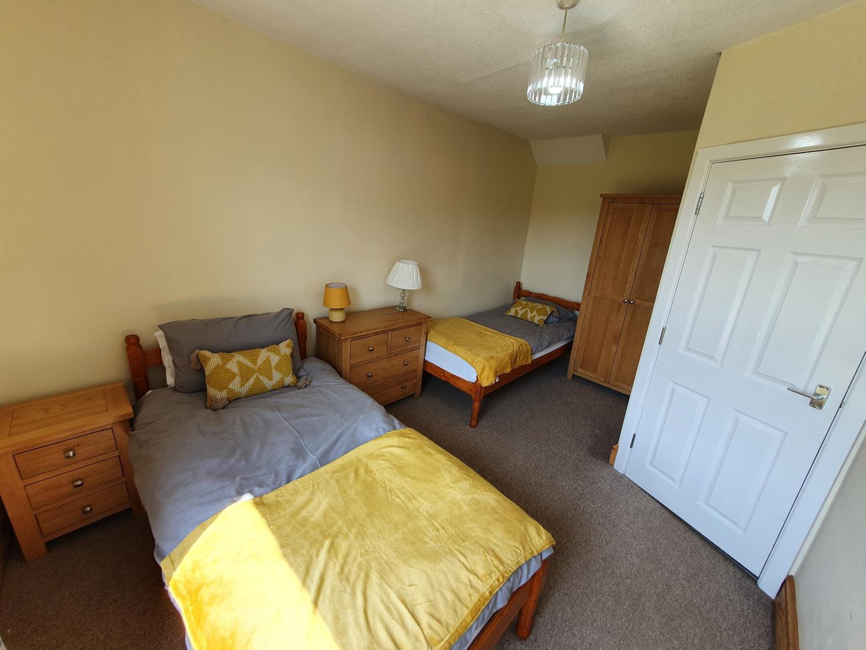 Six-Bedroom House photo 2