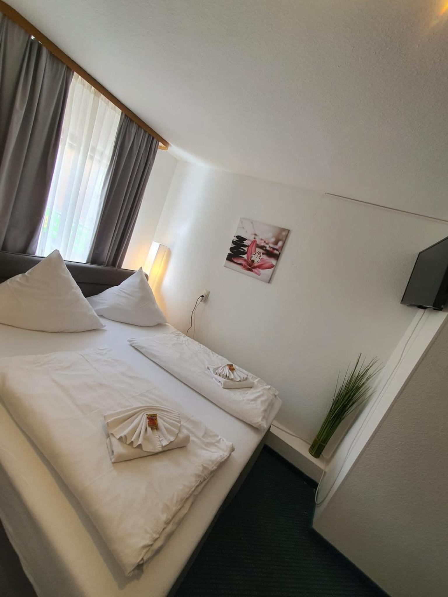 Double Room with Shower - Photo 6