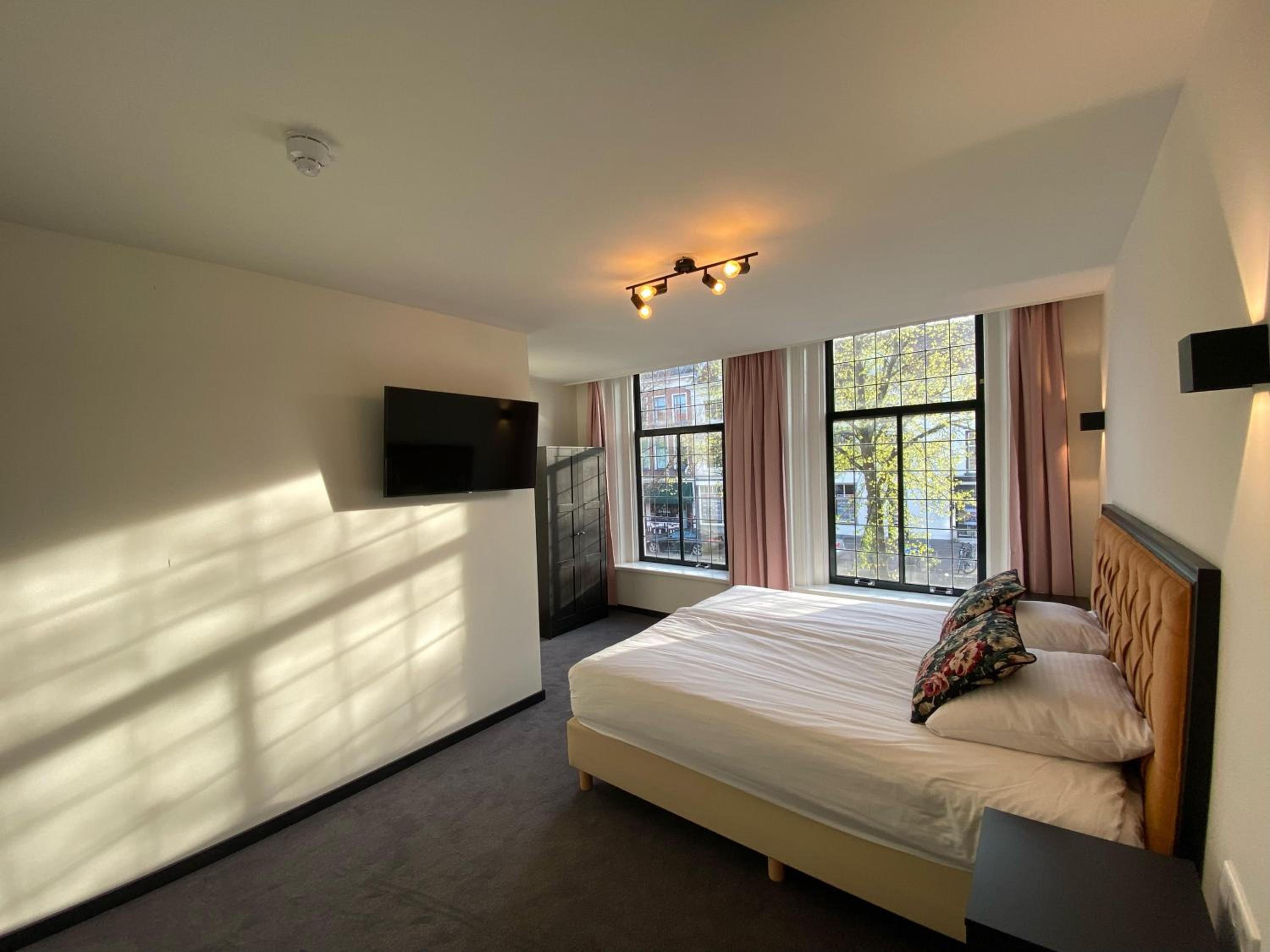 Deluxe Double Room with Shower photo 3