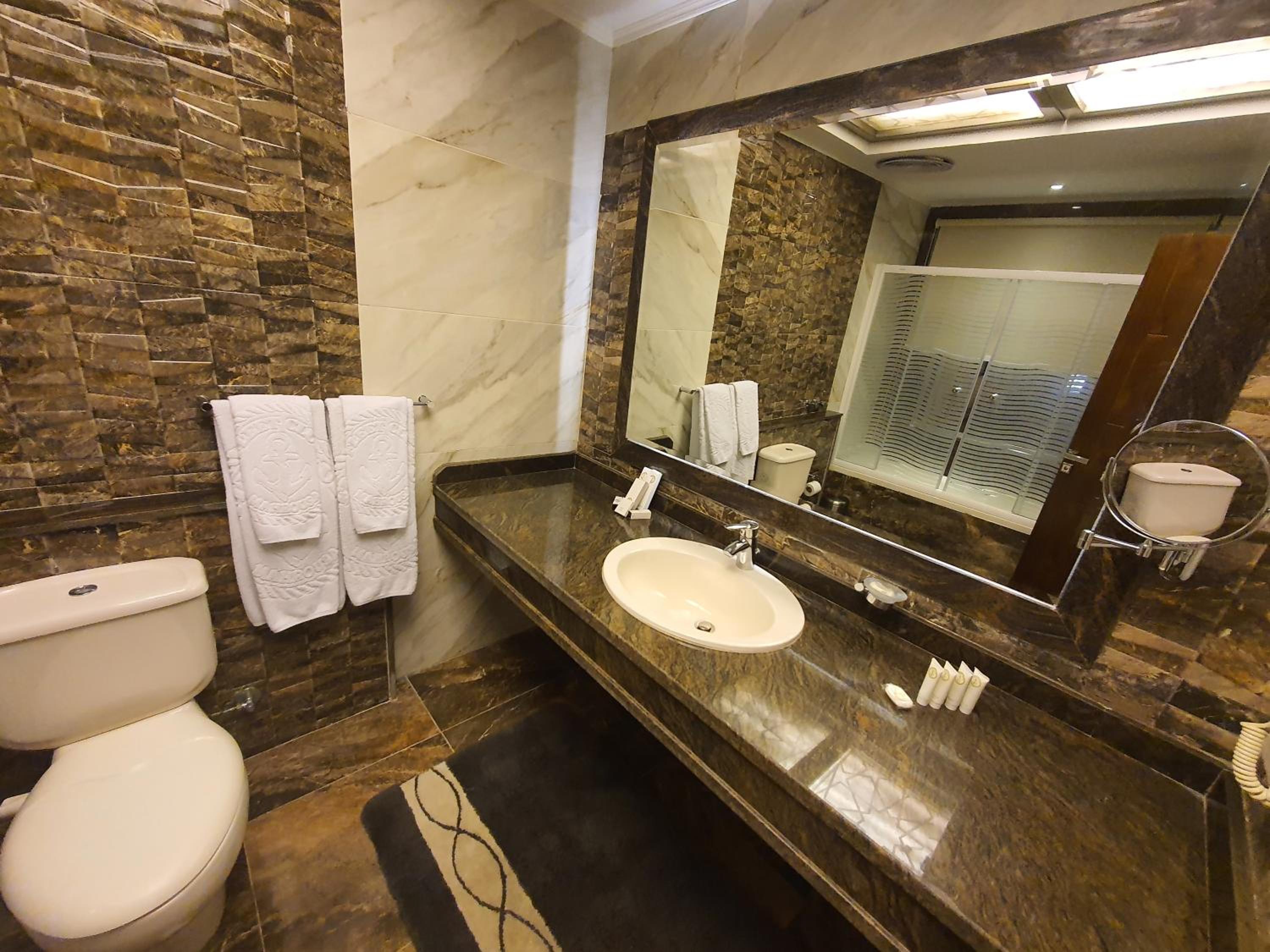 Suite with City View photo 3