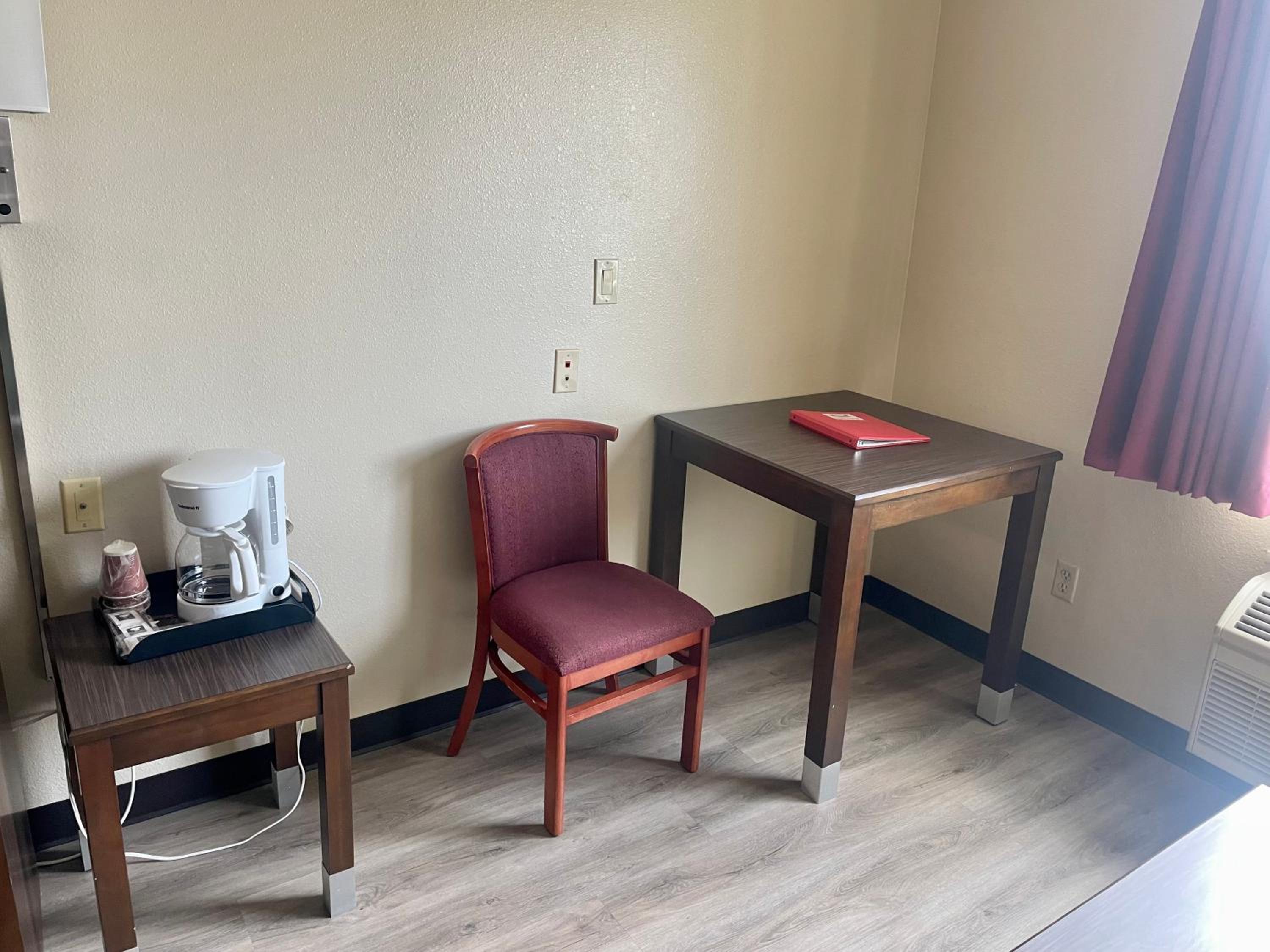 Queen Suite - Non-Smoking photo 2