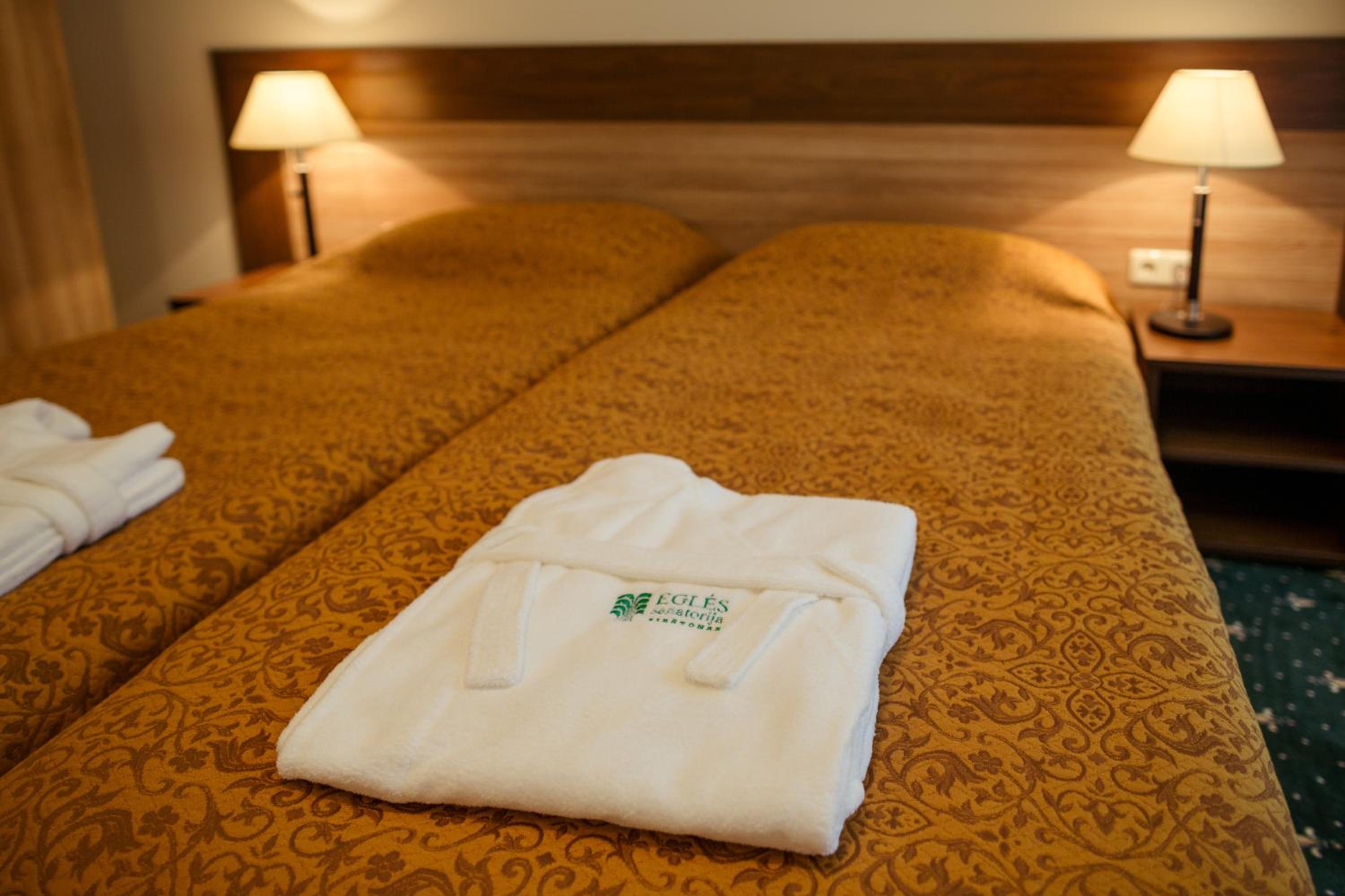 Twin Room with Medical Spa Treatment Program - Mini