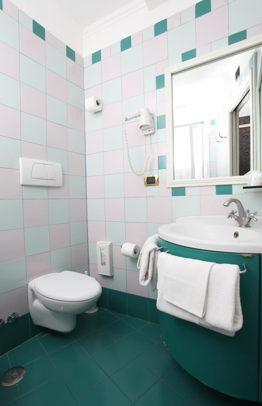 Double or Twin Room - Photo 8