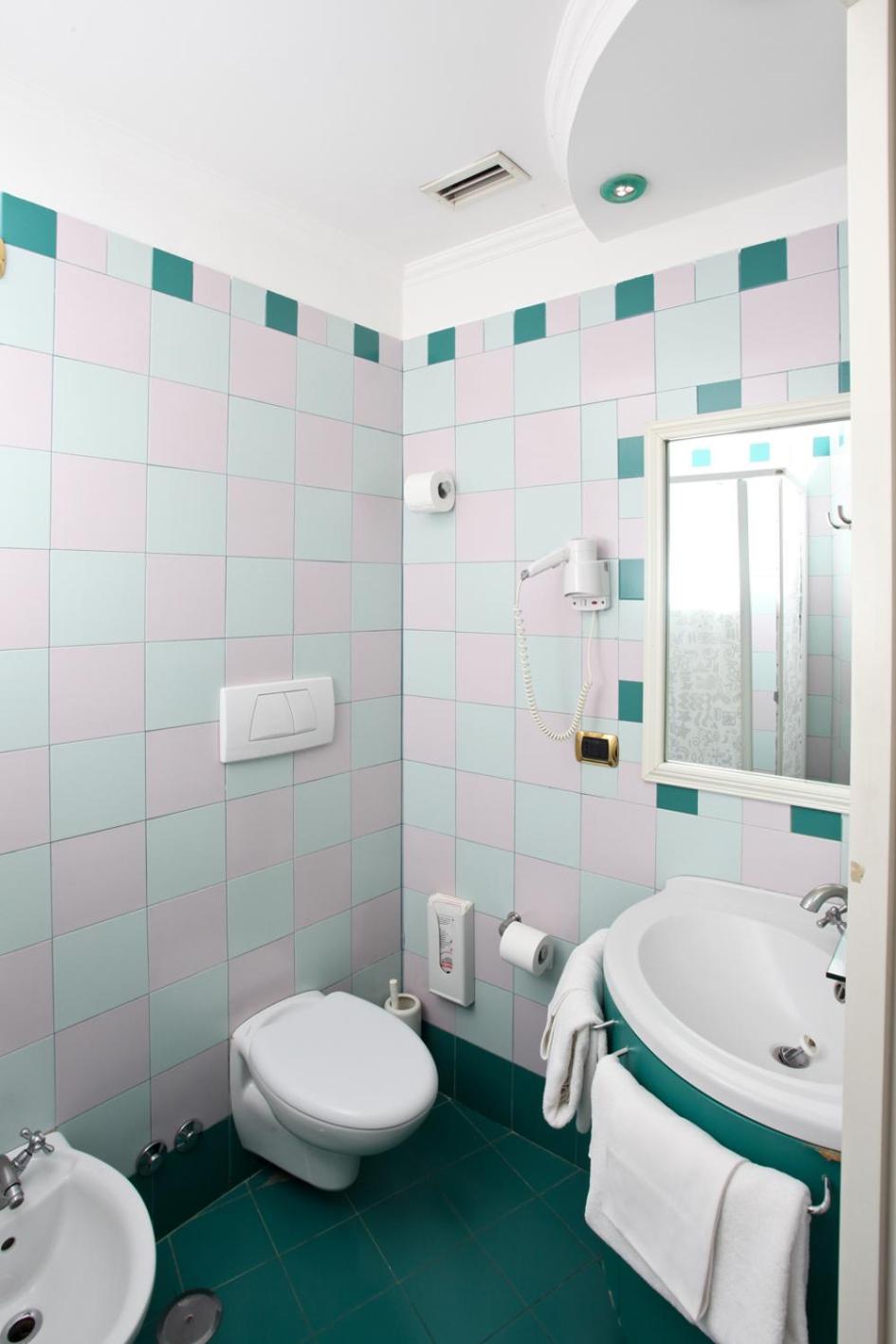 Double or Twin Room - Photo 4