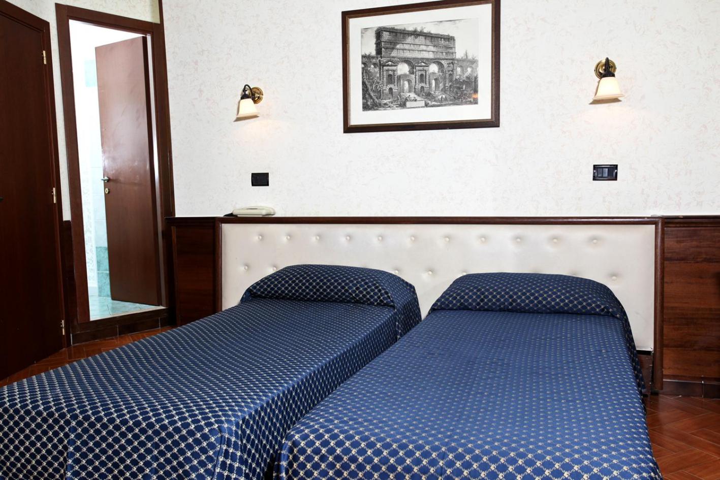 Double or Twin Room - Photo 9