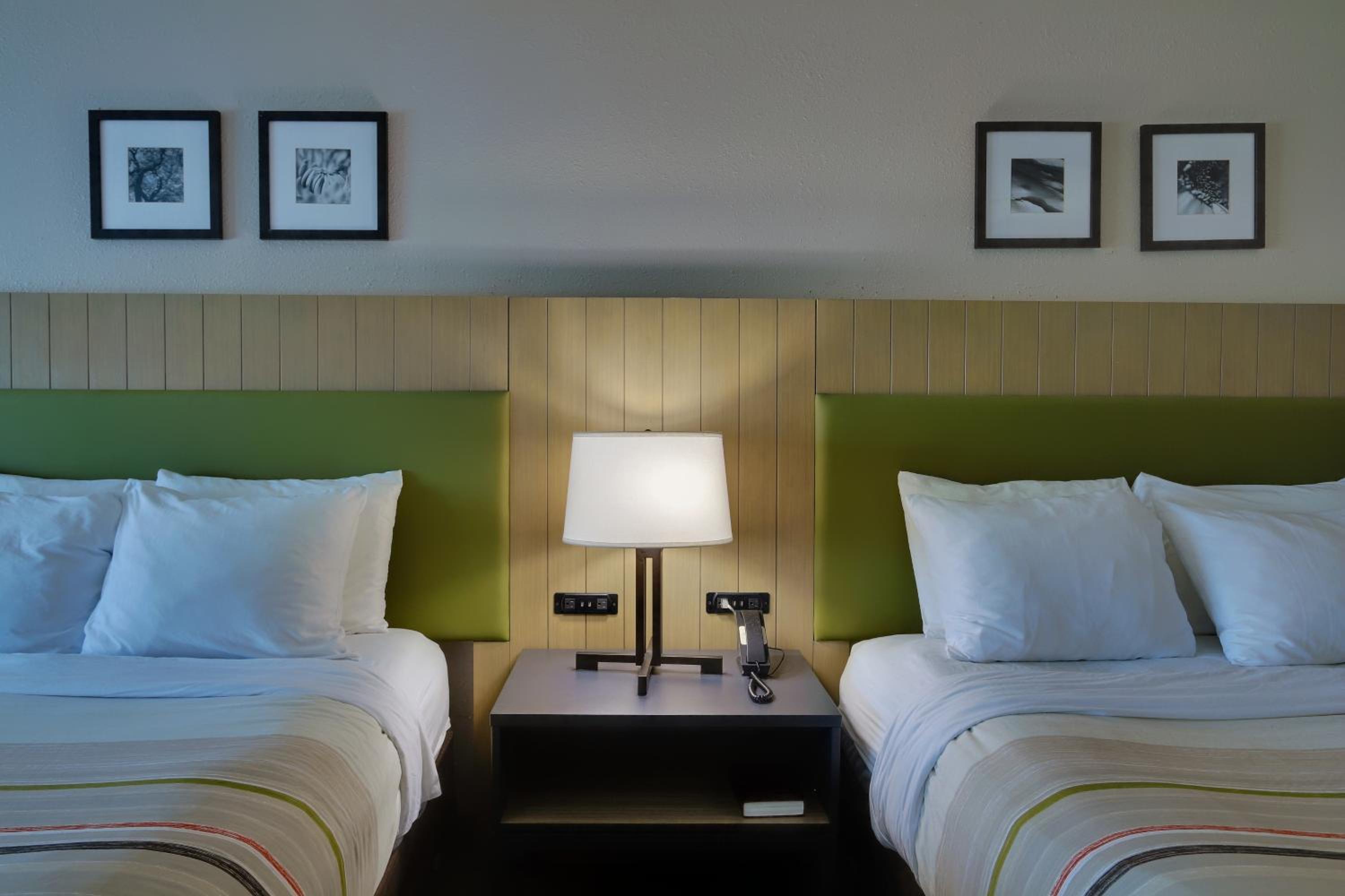 Studio Suite with Two Queen Beds - Non-Smoking - Photo 3