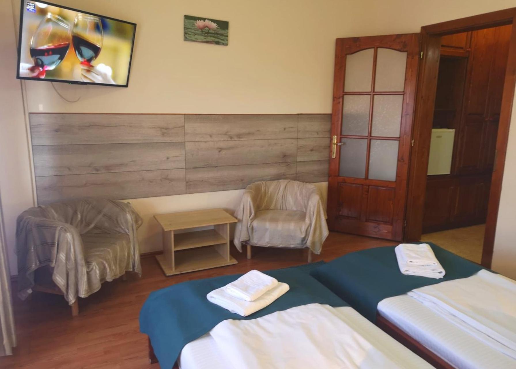 Twin Room - Photo 7