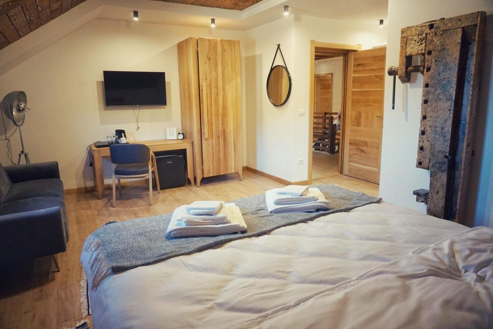 Deluxe Double Room - Photo 21